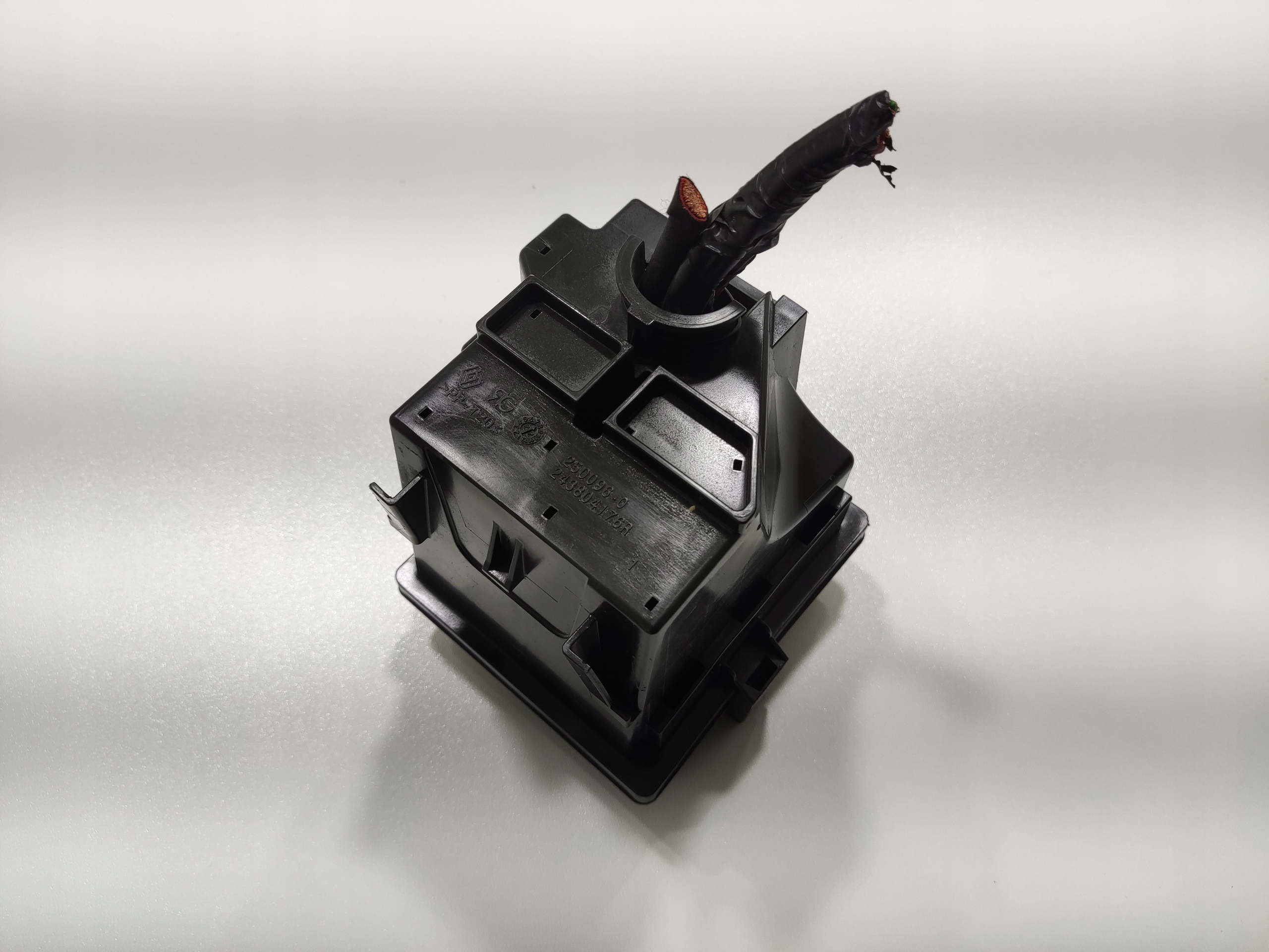 POISTKOVA SKRINKA RELÁTIEK RENAULT ZOE II 243804176R 2019-2024