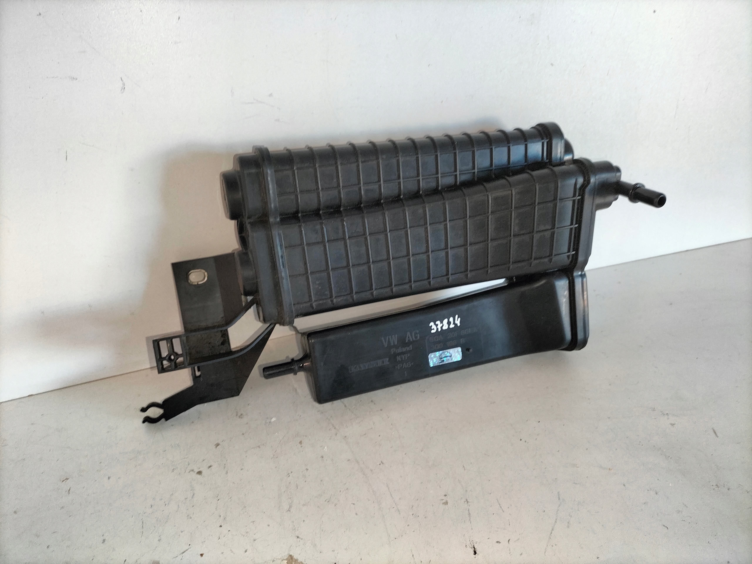 UHLIKOVY FILTER NADOBKA NADRZKAACTIVEgo AUDI Q3 II 18- VW TIGUAN II 16-