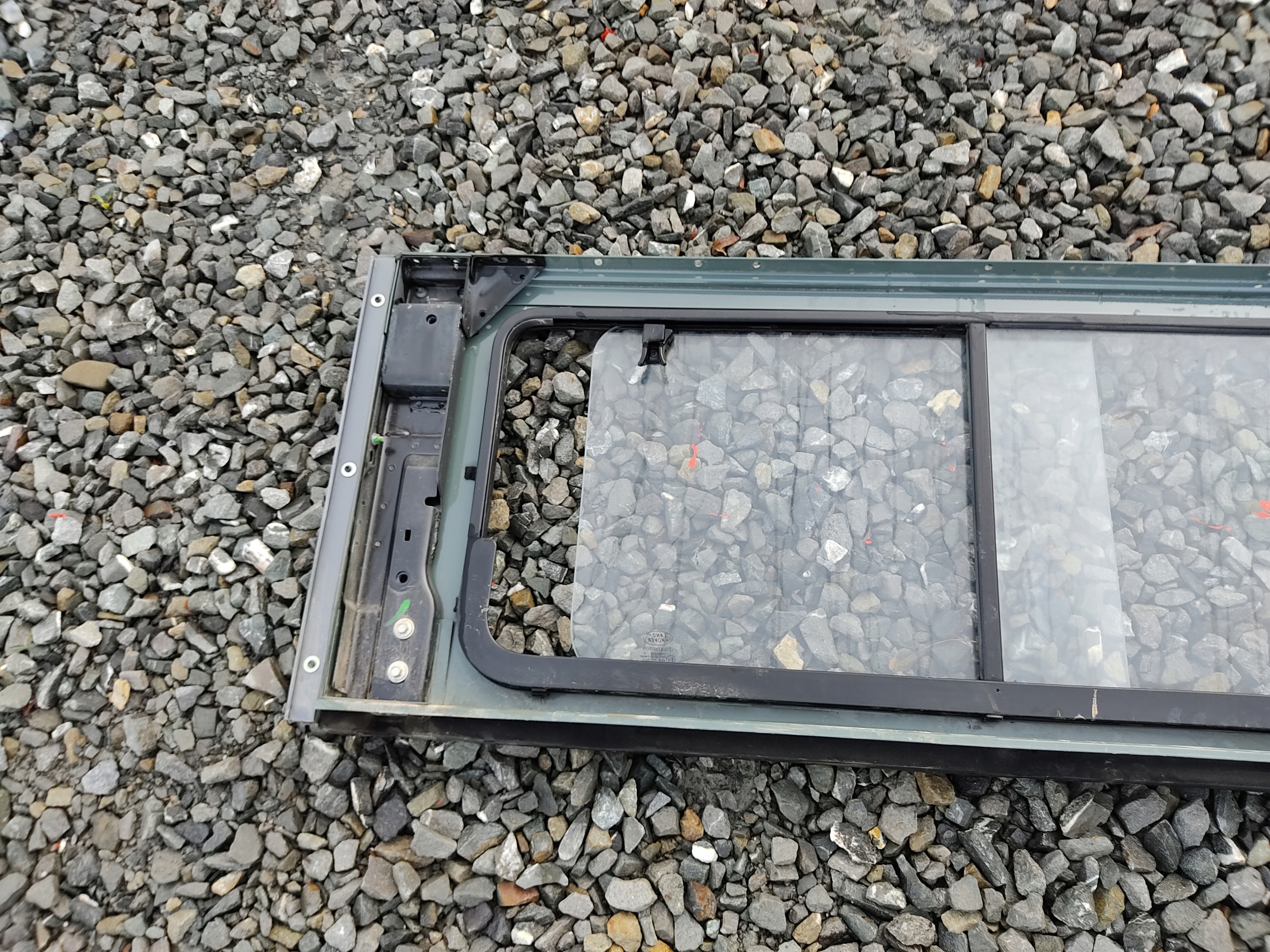 PRAVÉ ZADNÉ SKLO RÁM DEFENDER 1999-2014