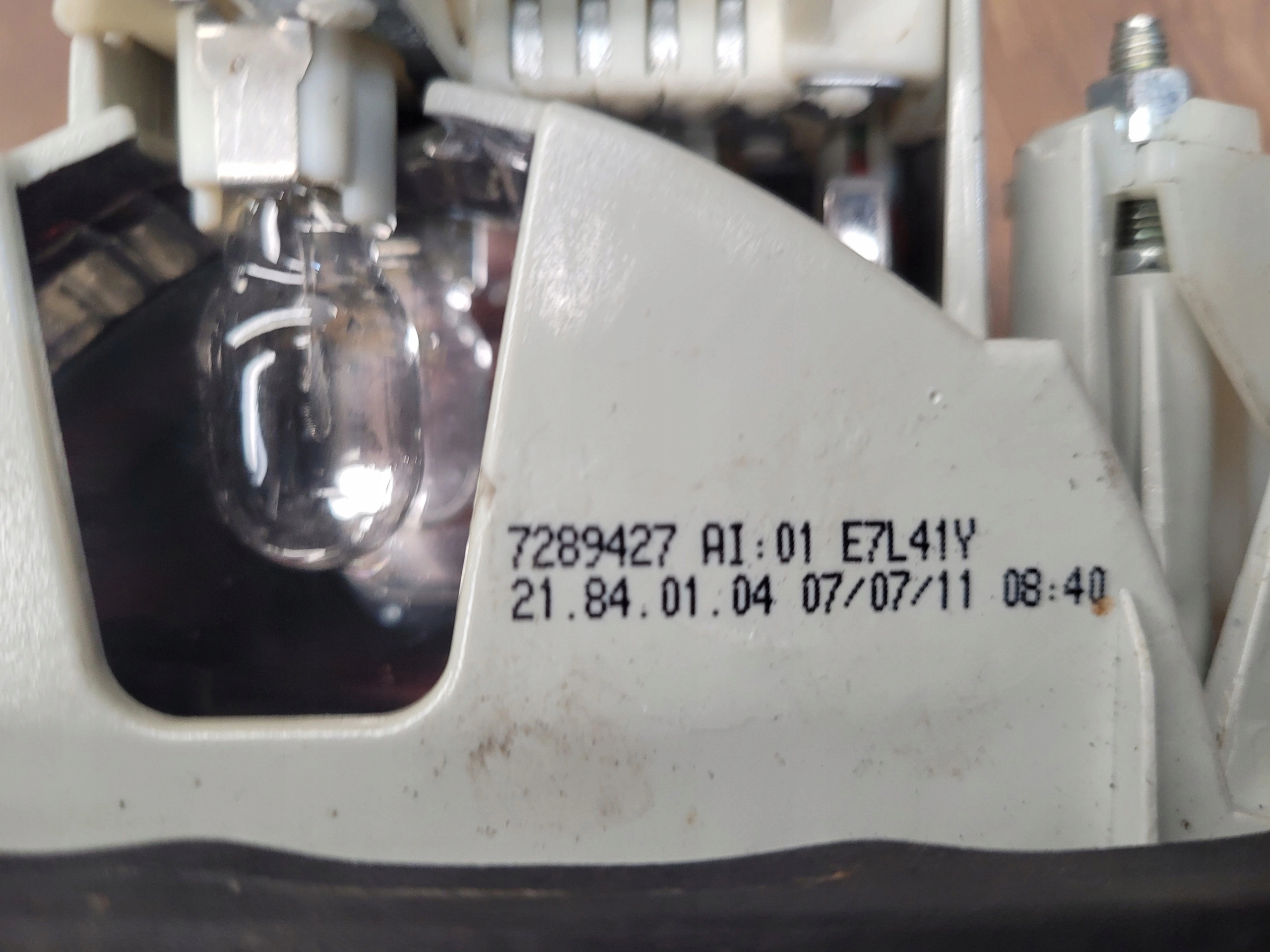 BMW 3 E90 LIFT ĽAVÉ ZADNÉ SVETLO V KAPOTE 7289427