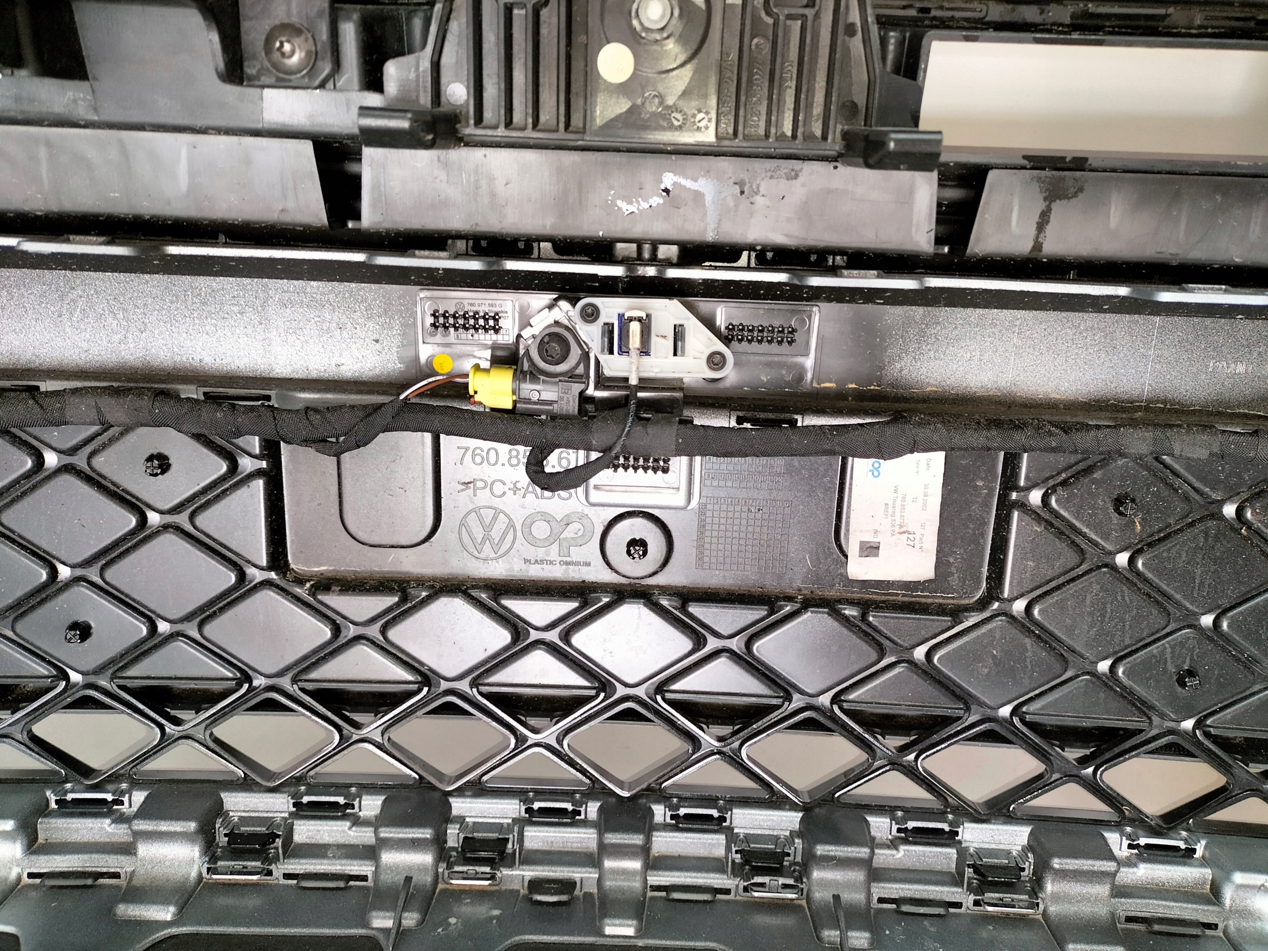 PREDNÝ NÁRAZNÍK VW TOUAREG III LIFT 23- R-LINE