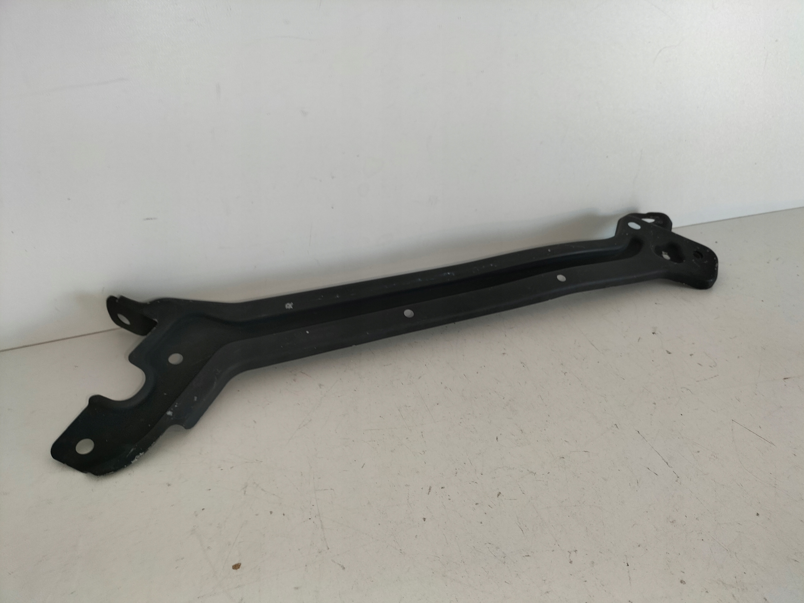 DRZIAK PRAVY PREDNY OKULIAR CELO SKODA SUPERB III 15-