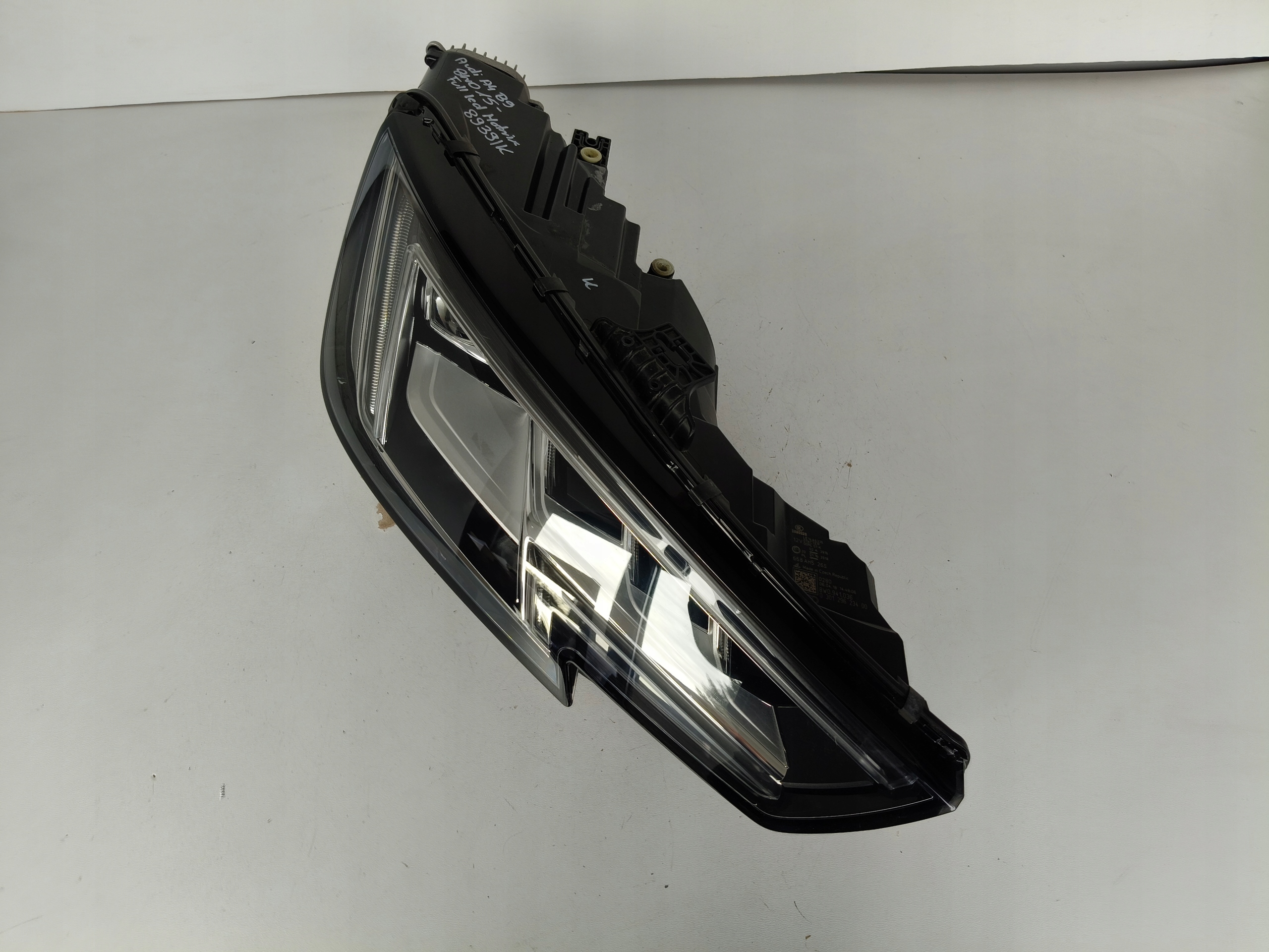 PRAVE PREDNE SVETLO AUDI A4 B9 8W 8W0 15- FULL LED MATRIX