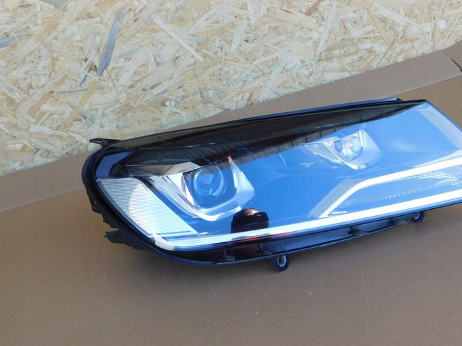 VW TOUAREG XENON PRAVE PREDNE SVETLO
