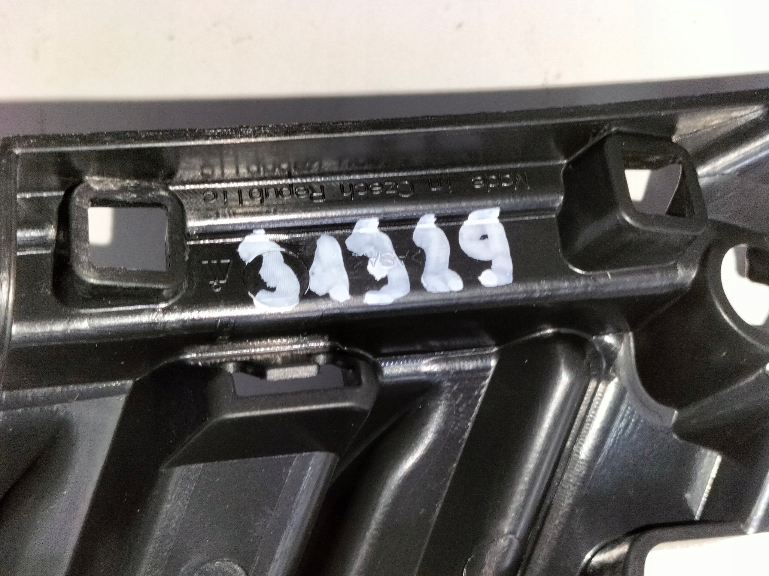 PRAVÝ DRŽIAK MASKY SKODA OCTAVIA III LIFT 17-