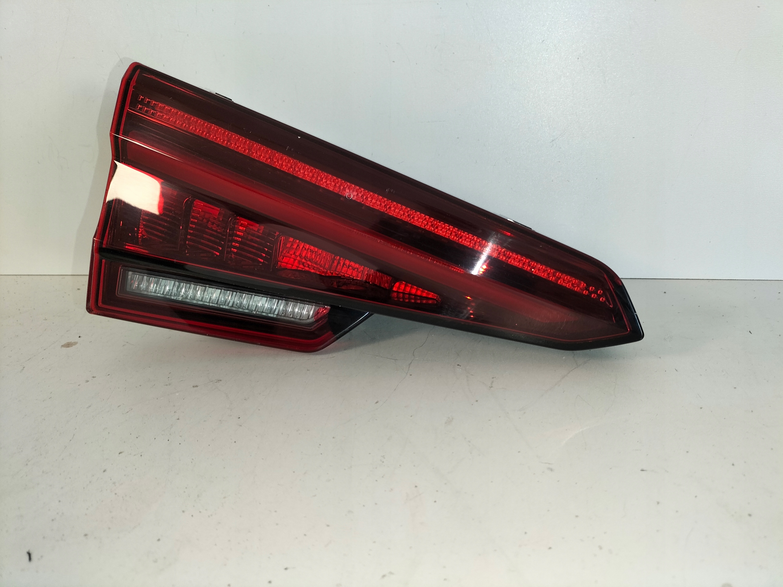 LAVE ZADNE SVETLO AUDI A4 B9 15-19 SEDAN LED