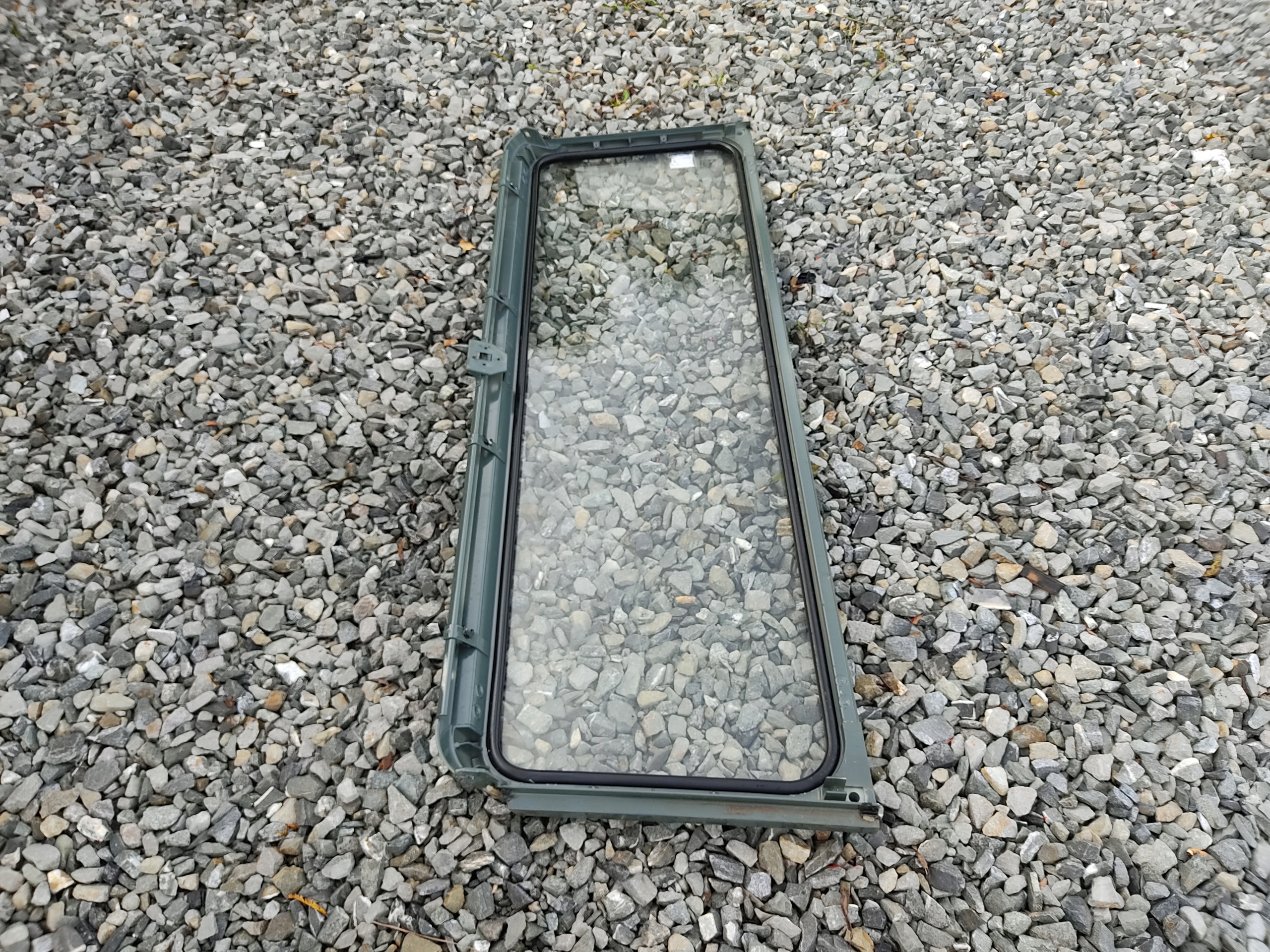 RÁMIK ČELNÉHO SKLA LAND ROVER DEFENDER 1999-14