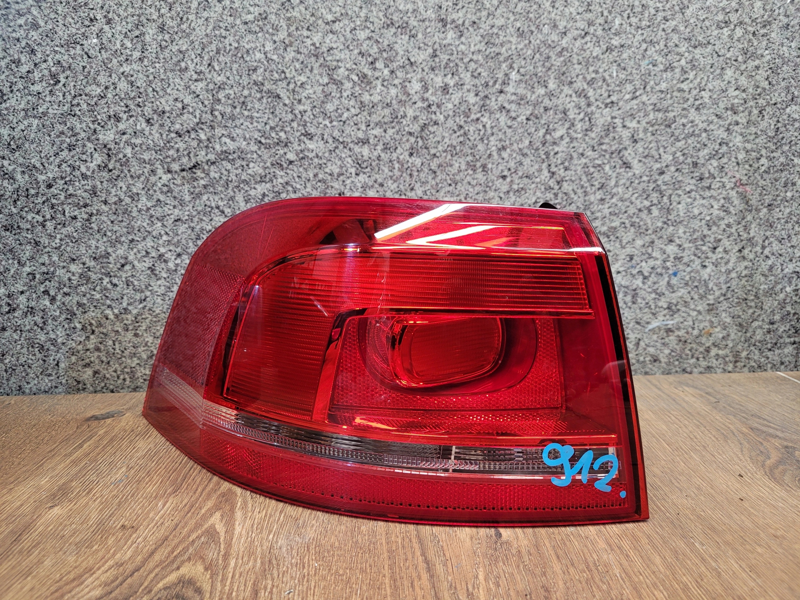 VOLKSWAGEN PASSAT B7 KOMBI LAVE ZADNE SVETLO 605000-E1-2990