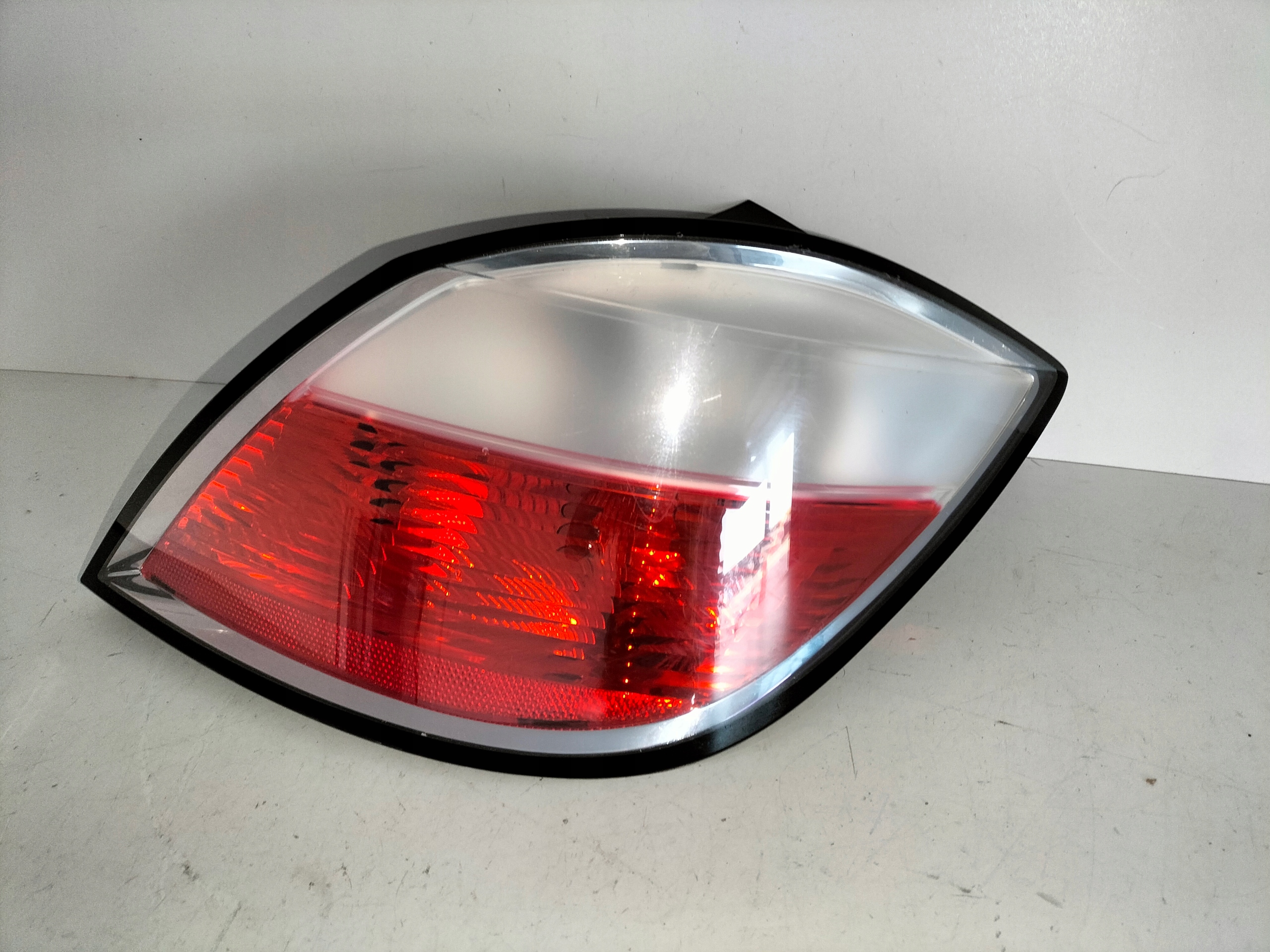 PRAVE ZADNE SVETLO OPEL ASTRA III H 03-07 HB