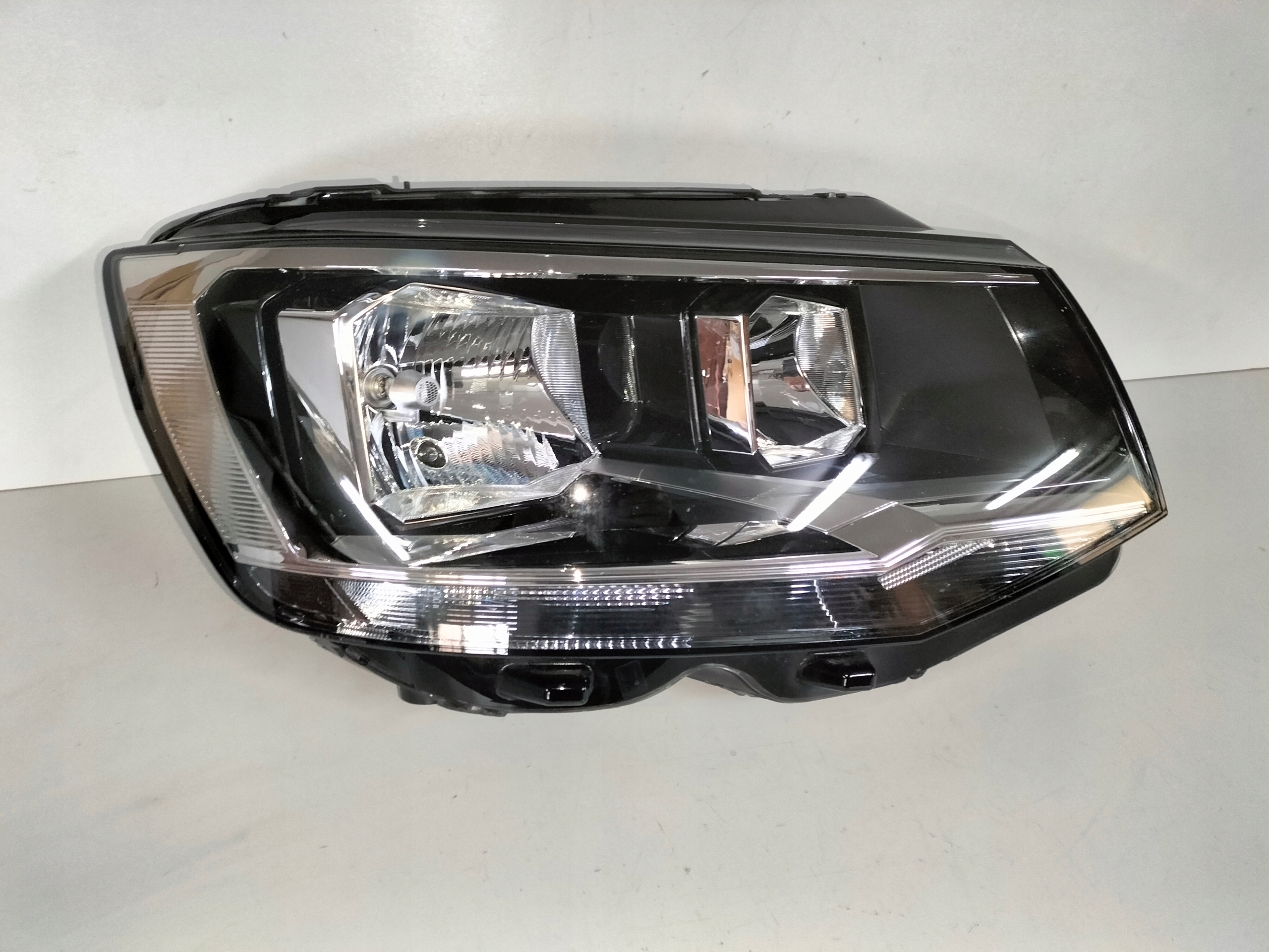 PRAVE PREDNE SVETLO VW T6 15-