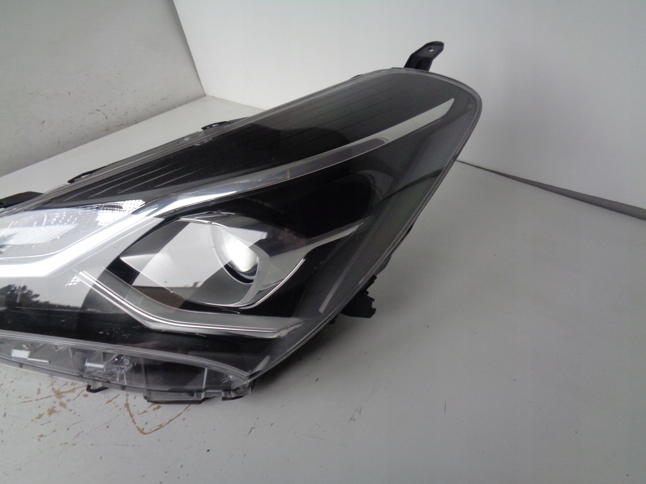 LAVE PREDNE SVETLO TOYOTA YARIS III 17- LIFT