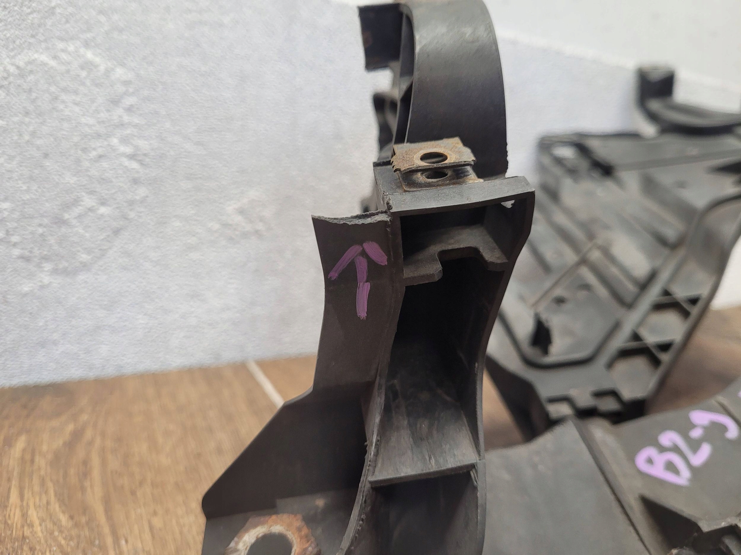 Audi A4 S4 B8 8K 08-011 8K0805607A DRŽIAK POD SVETLO  LAVY