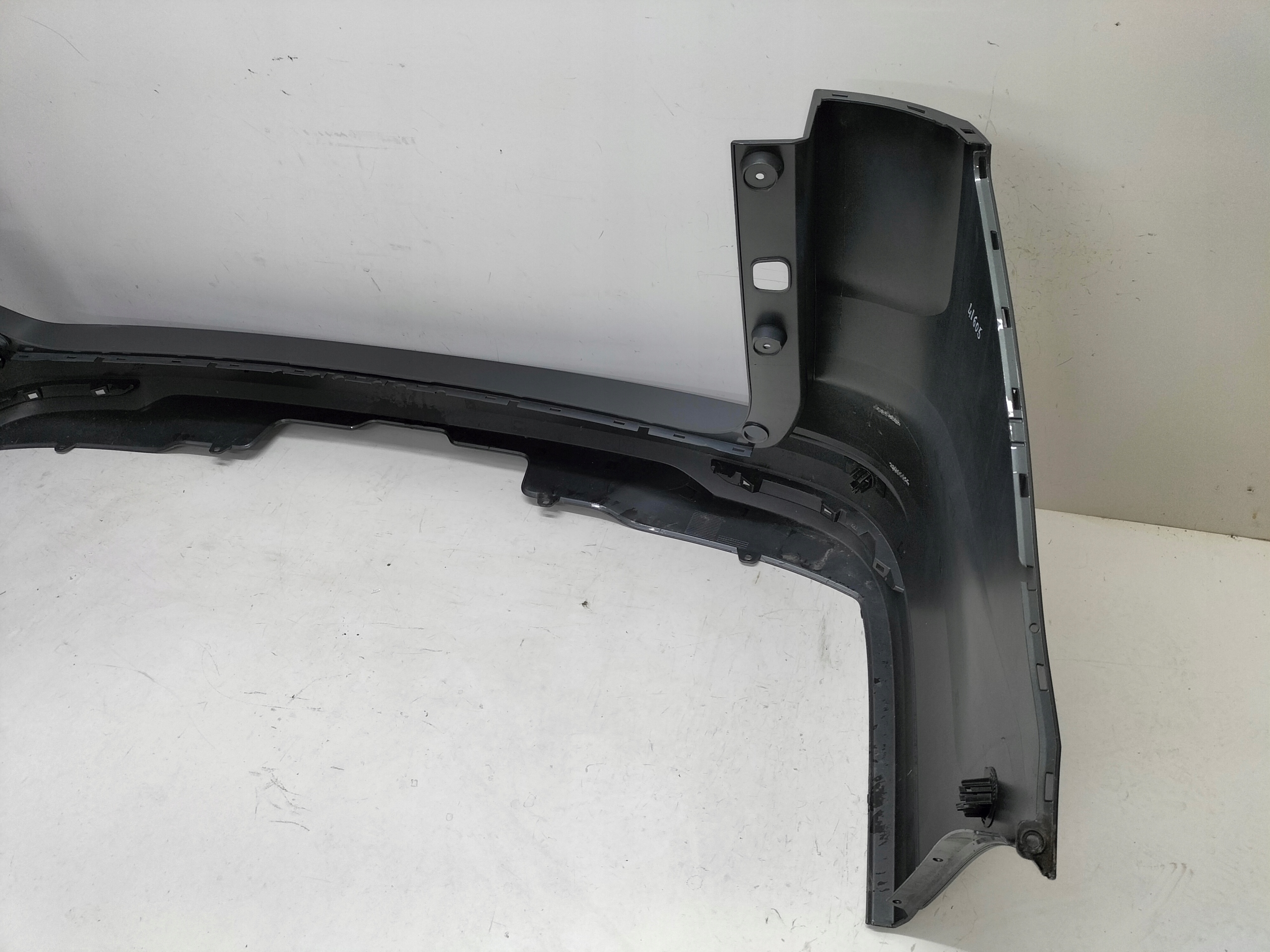 ZADNÝ NÁRAZNÍK VW T7 MULTIVAN 21-