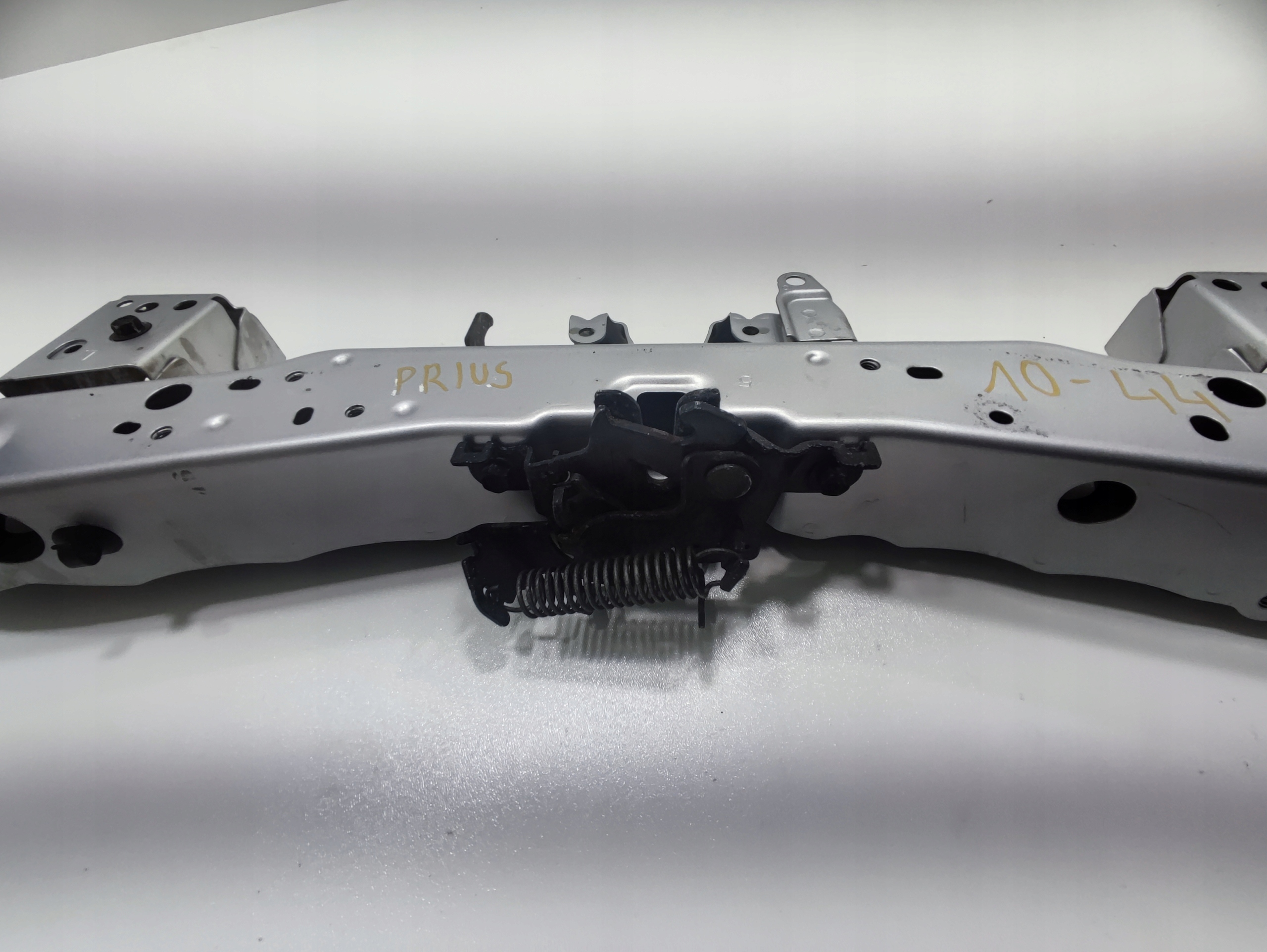 PREDNÉ PÁS CZOŁOWY VÝSTUHA HORNÁ TOYOTA PRIUS III 2009-2015