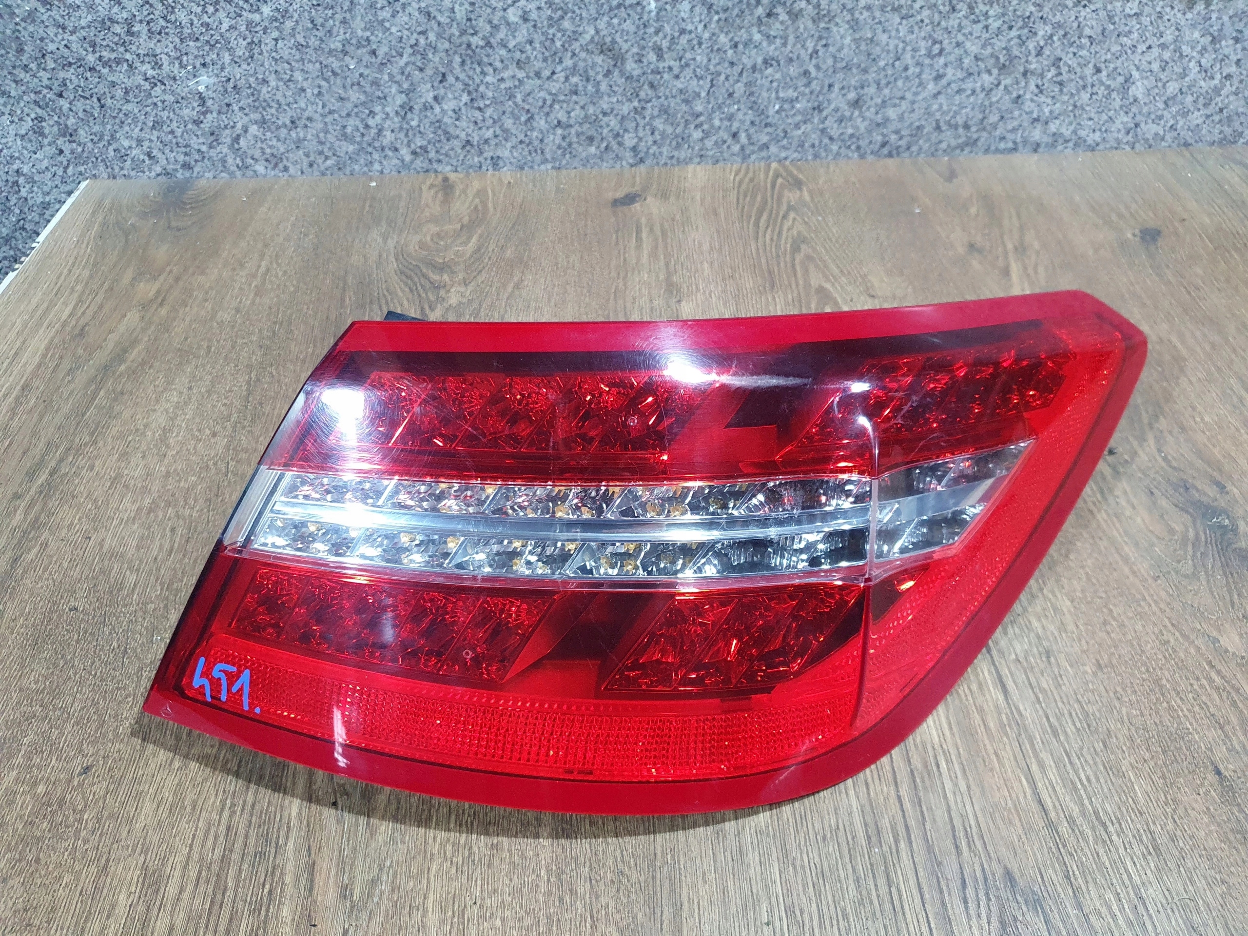 MERCEDES W207 PRAVE ZADNE SVETLO 2079060258