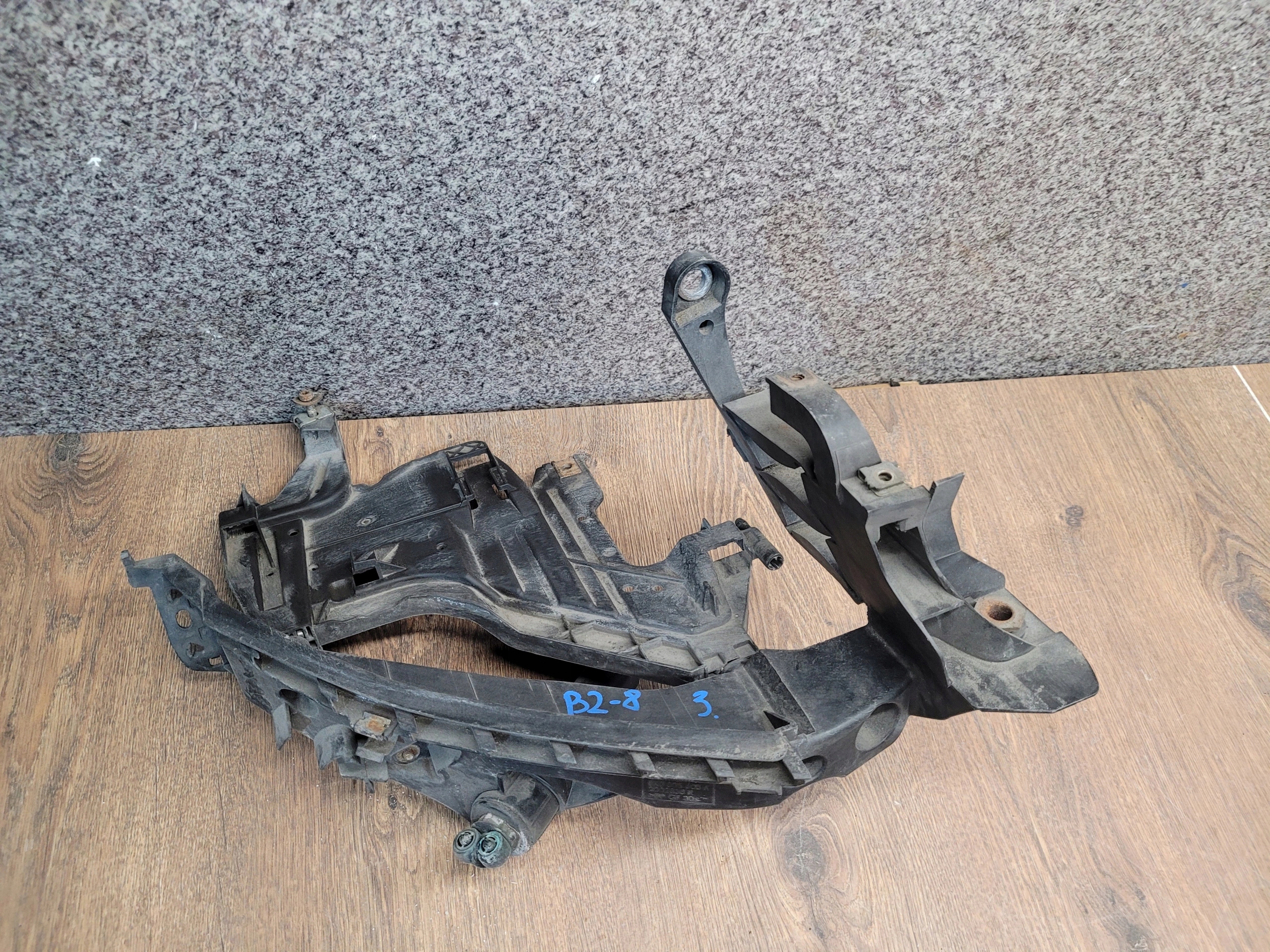 AUDI A4 B8 DRŽIAK PRAVÉHO SVETLA OSTREKOVAC 8K0805608A