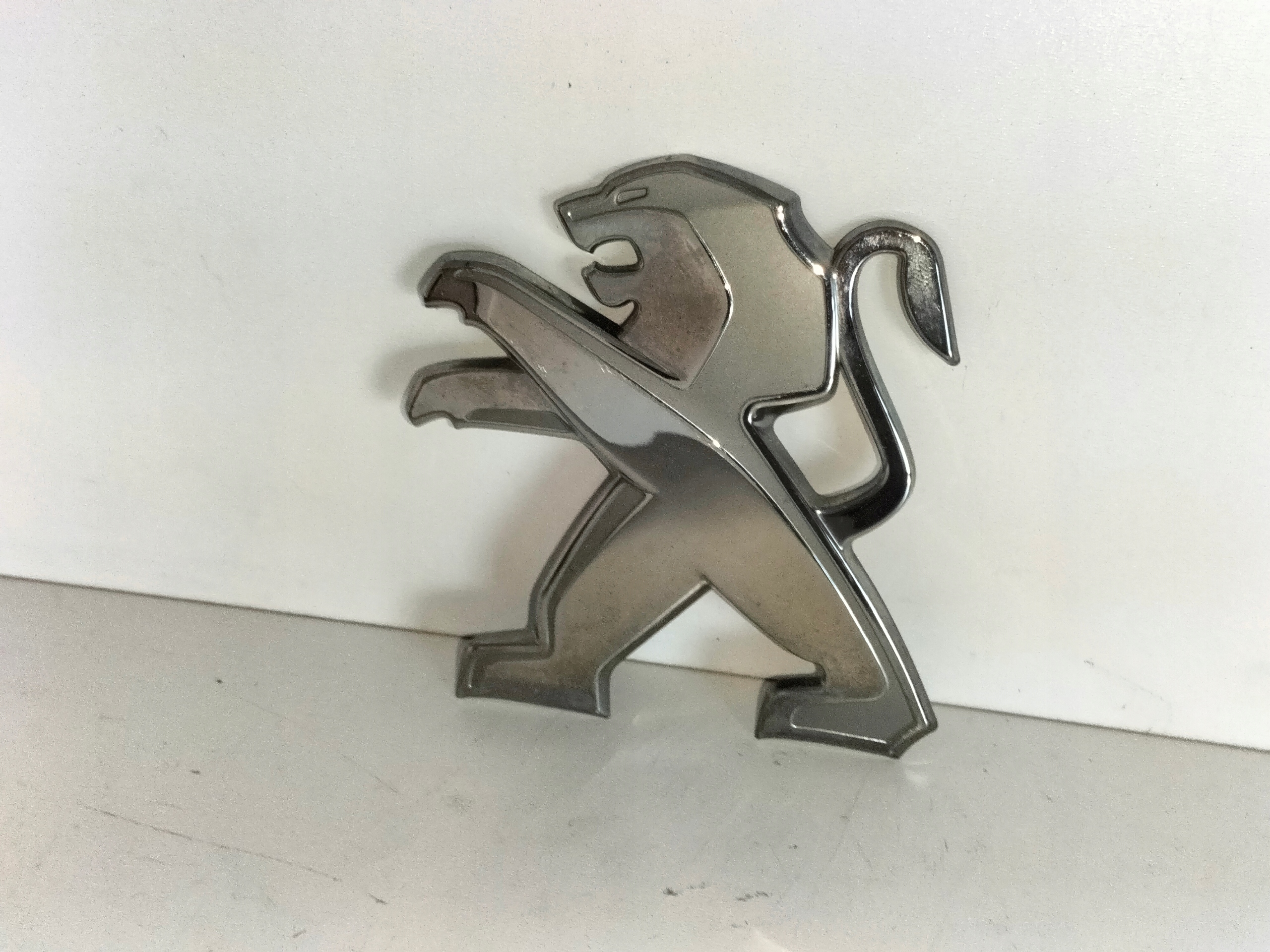 ZNAK EMBLEM ZNAK ZADNEJ KAPOTY PEUGEOT RIFTER 18-