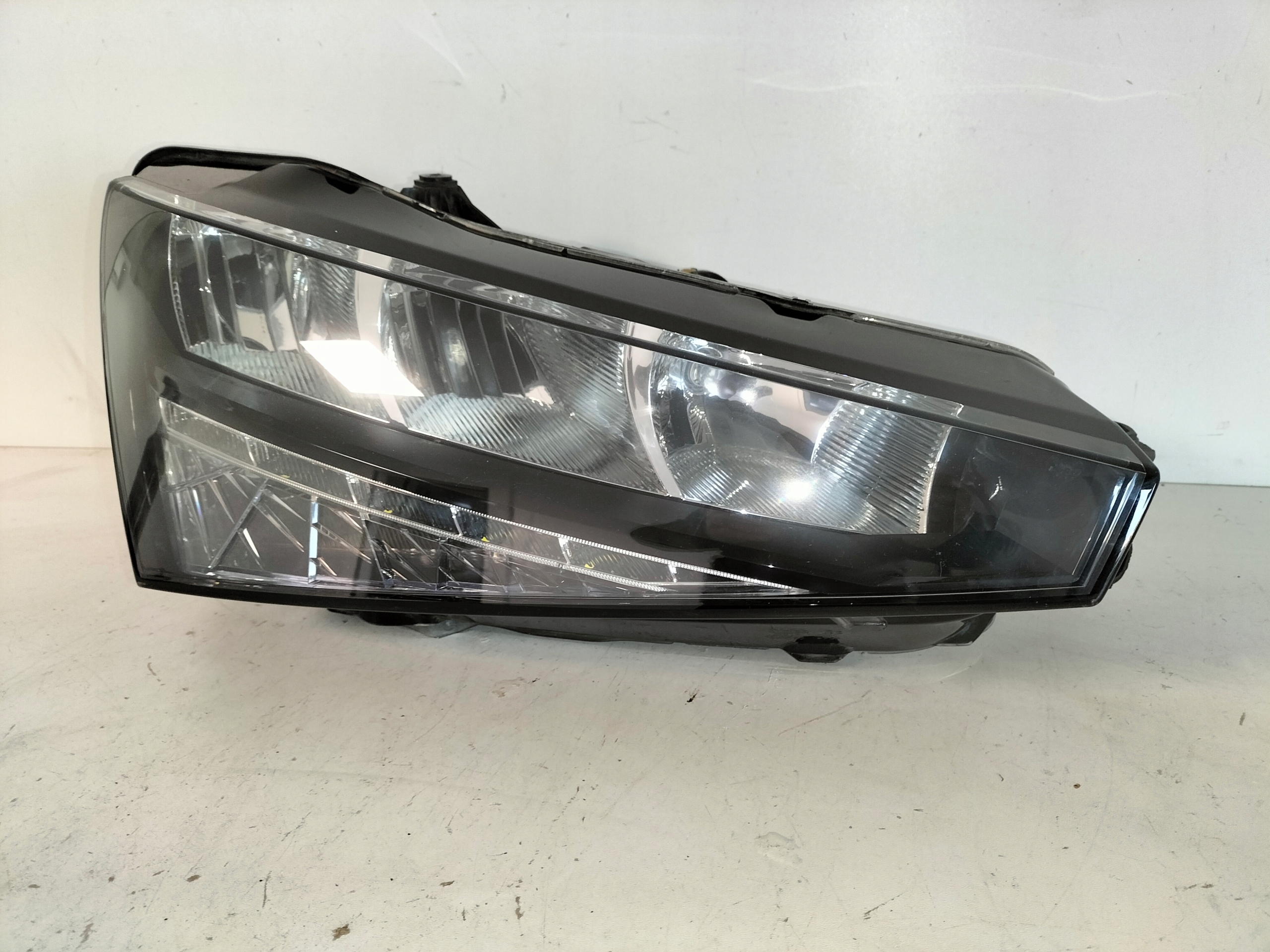 PRAVE PREDNE SVETLO SKODA SCALA 19-