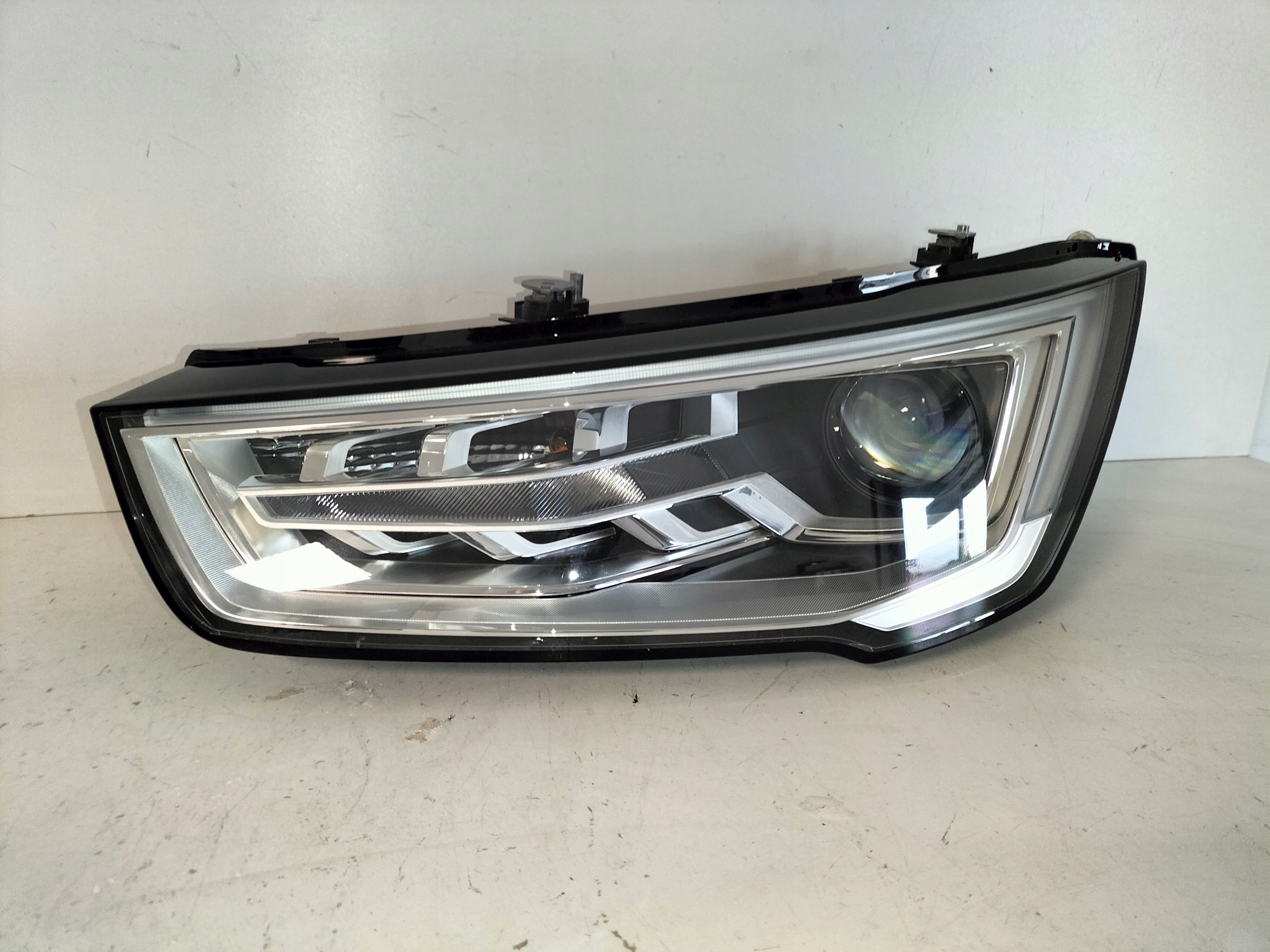 LAVE PREDNE SVETLO AUDI A1 8X LIFT 14-18 XENON