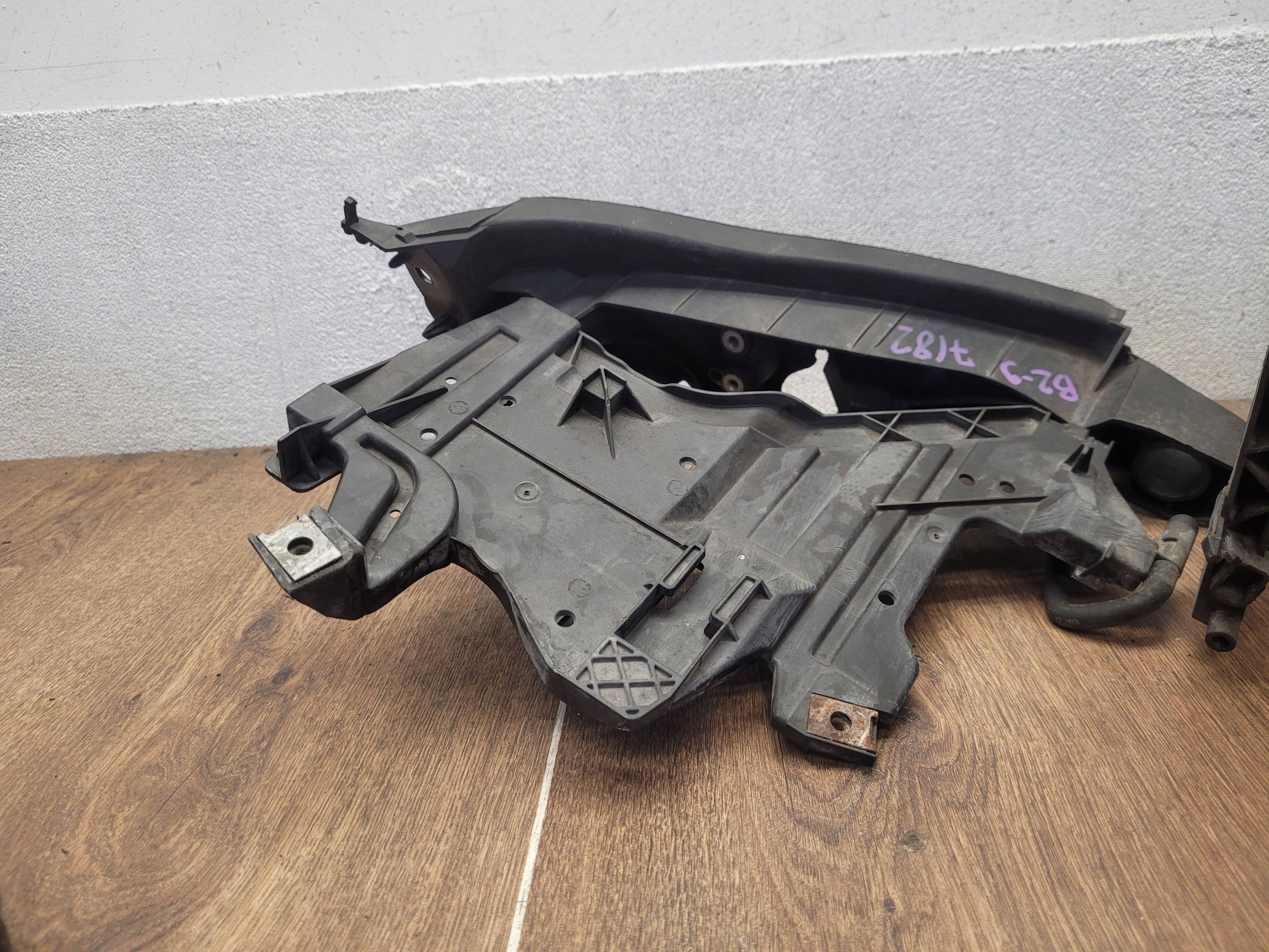 Audi A4 S4 B8 8K 08-011 8K0805607A DRŽIAK POD SVETLO  LAVY