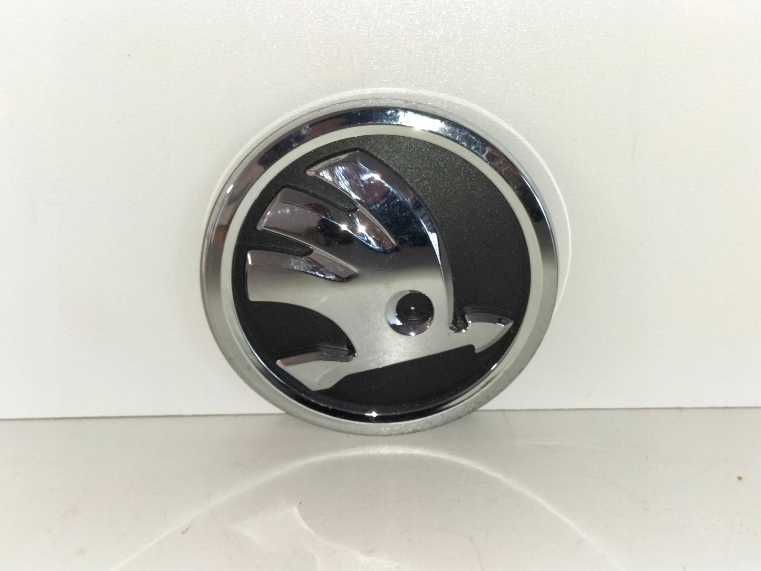 ZNAK EMBLEM logo ZADNEJ KAPOTY SKODA FABIA II LIFT 10-