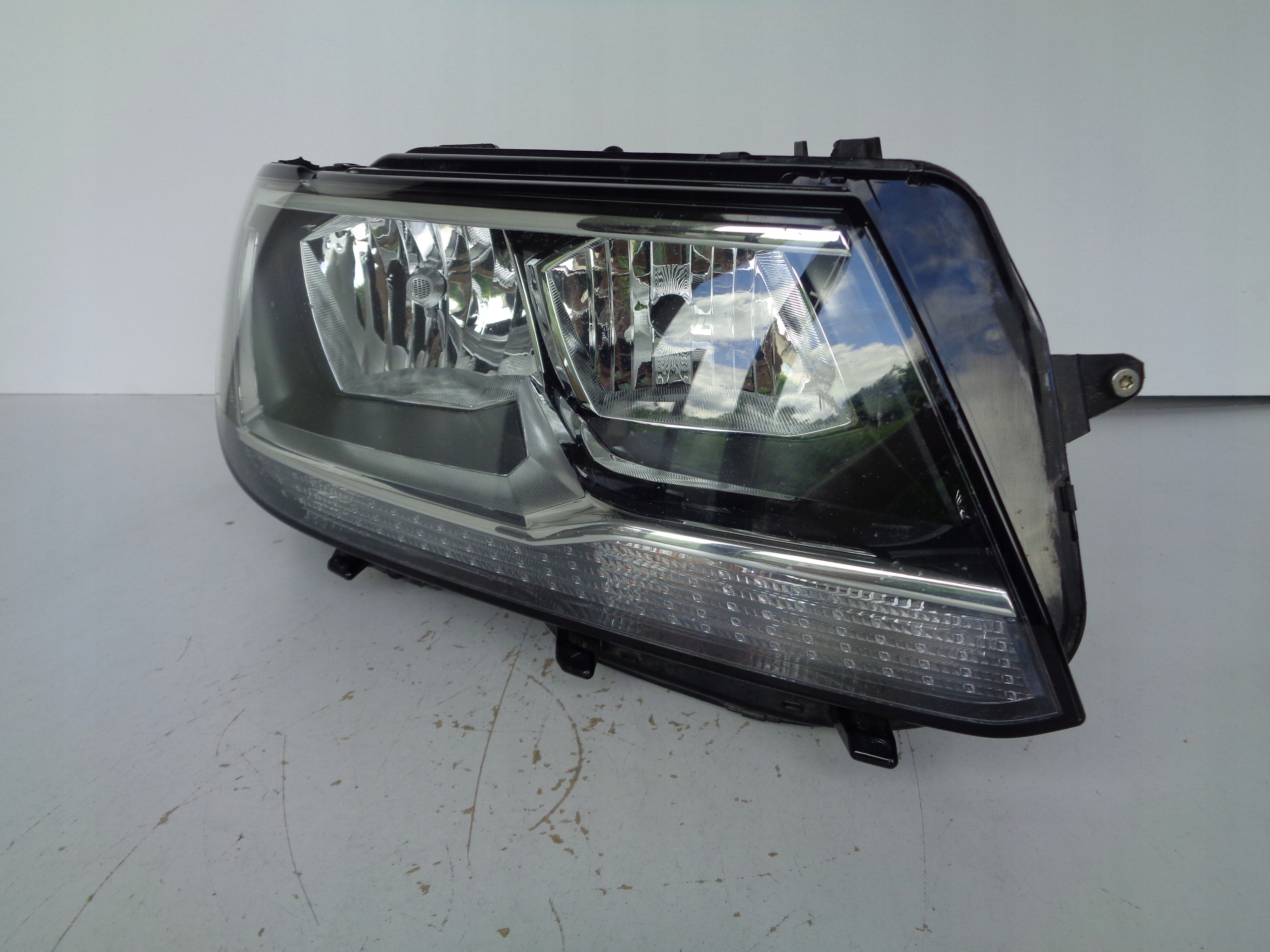 PRAVE PREDNE SVETLO VW TIGUAN 5NA 16-
