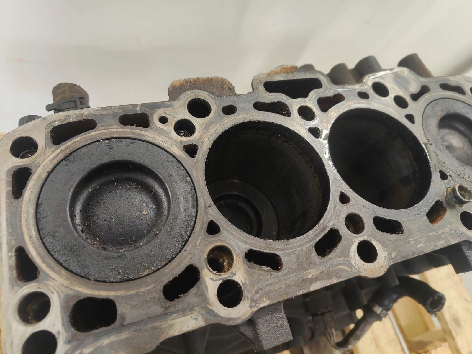 Audi 2.0tdi 03L023A cag BLOK MOTORA KĽUKA PIESTY  SPODOK MOTORA