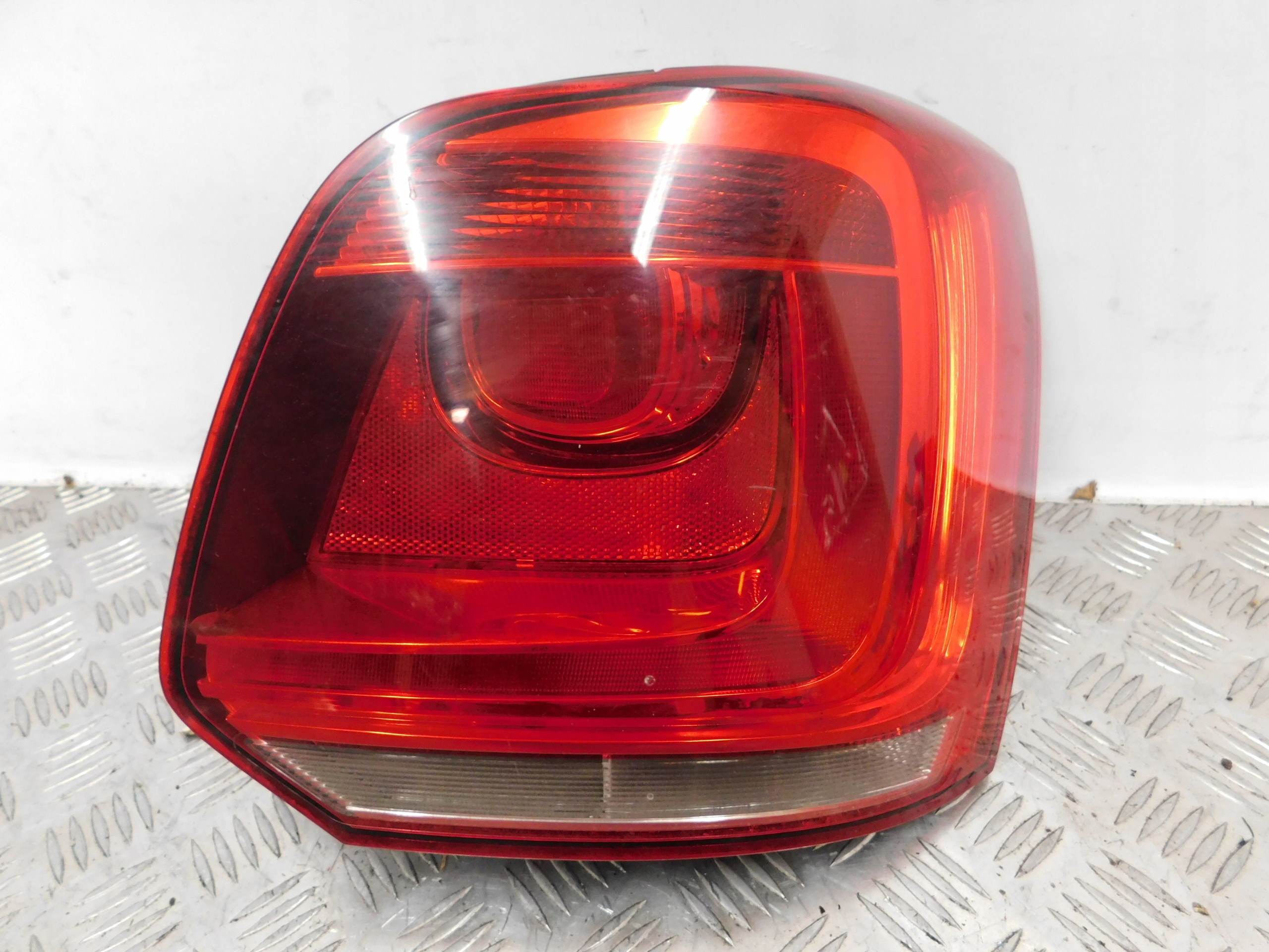 PRAVÉ ZADNÉ SVETLO VW POLO 6R