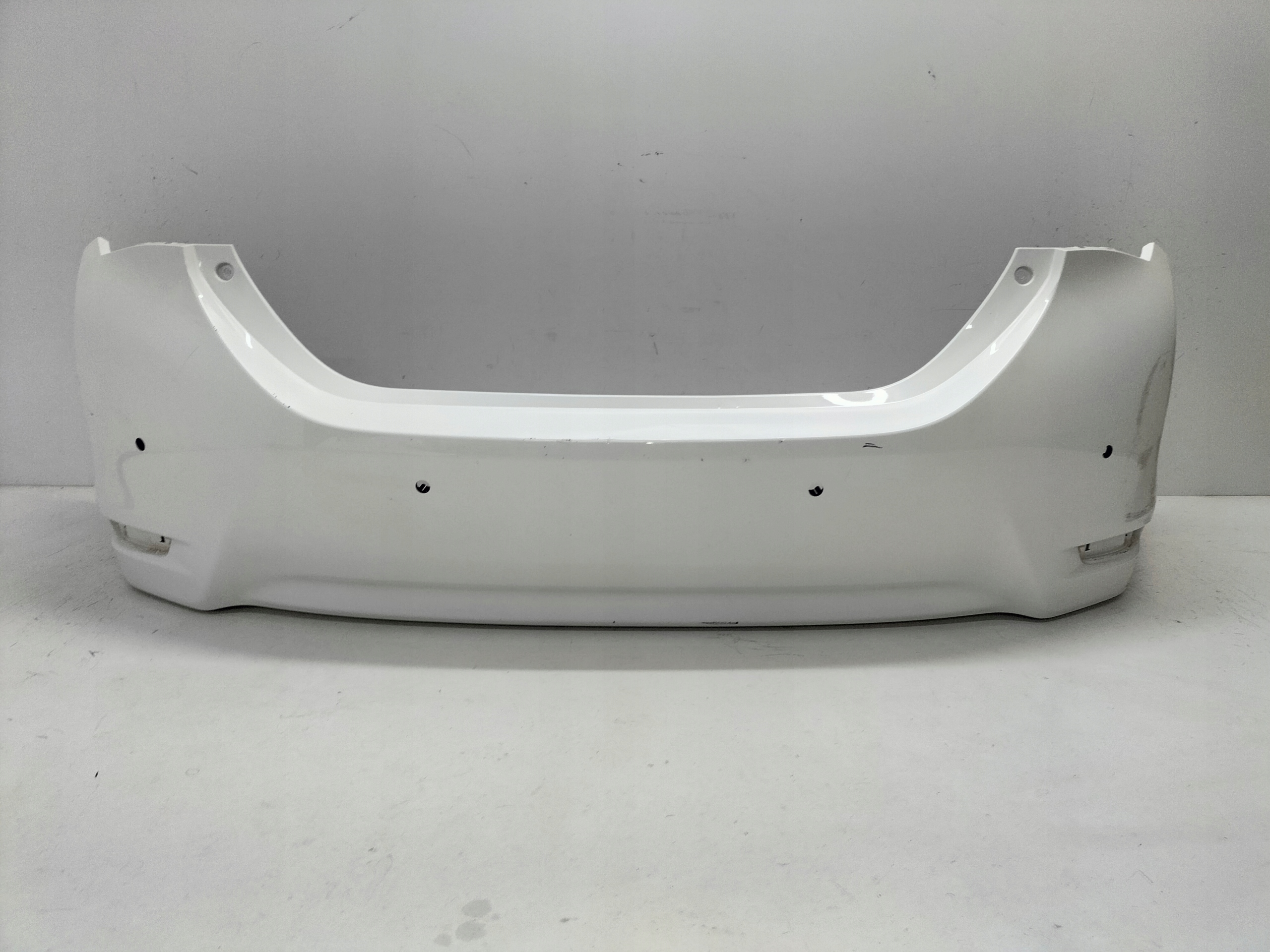 ZADNÝ NÁRAZNÍK TOYOTA COROLLA E16 E18 13- SEDAN