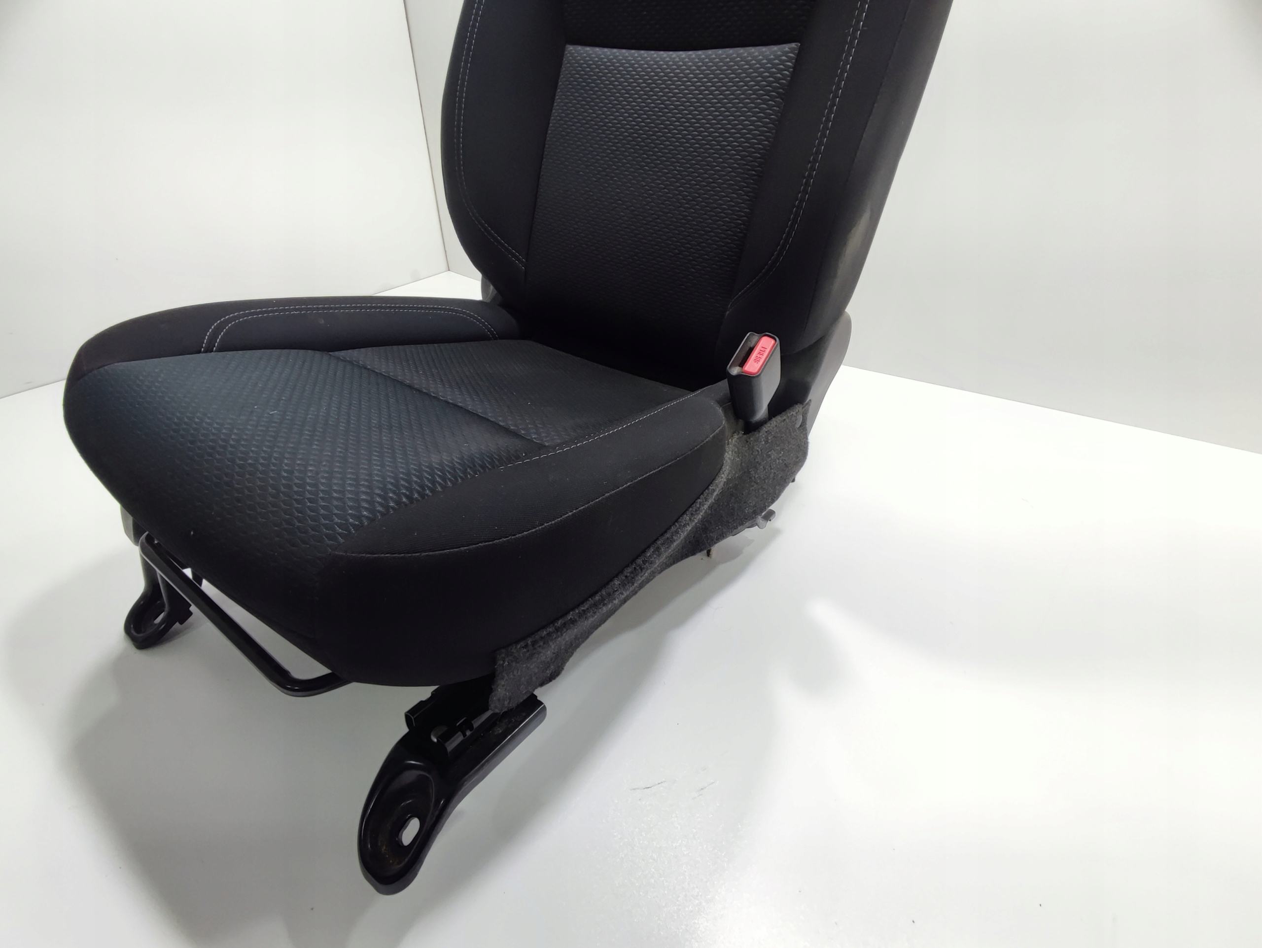 PRAVA PREDNA SEDACKA NISSAN NAVARA IV D23 NP300 2015-2022