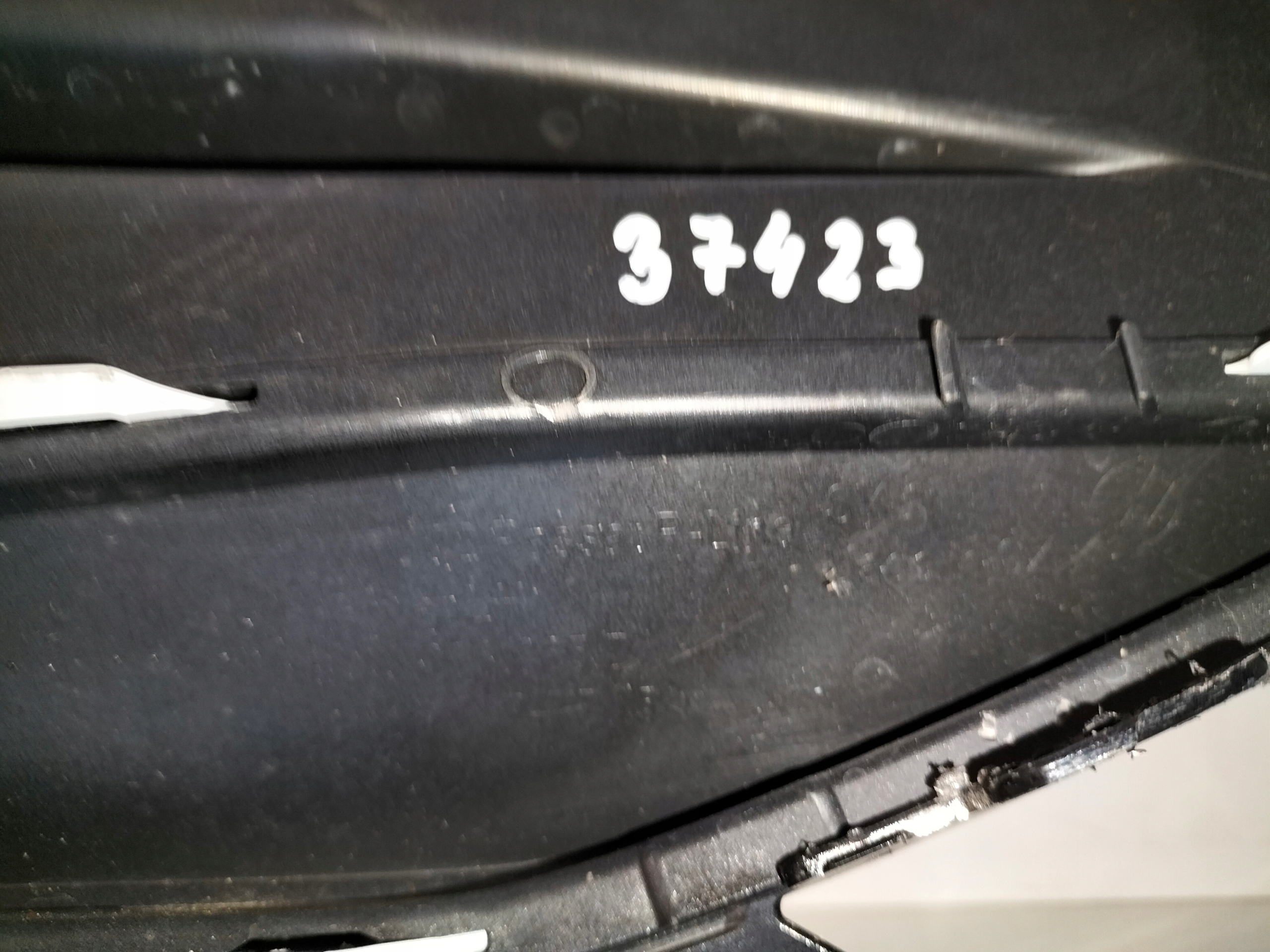 LIŠTA MRIEŽKA PREDNÉHO NÁRAZNÍKA LAVA VW PASSAT B9 24- R-LINE