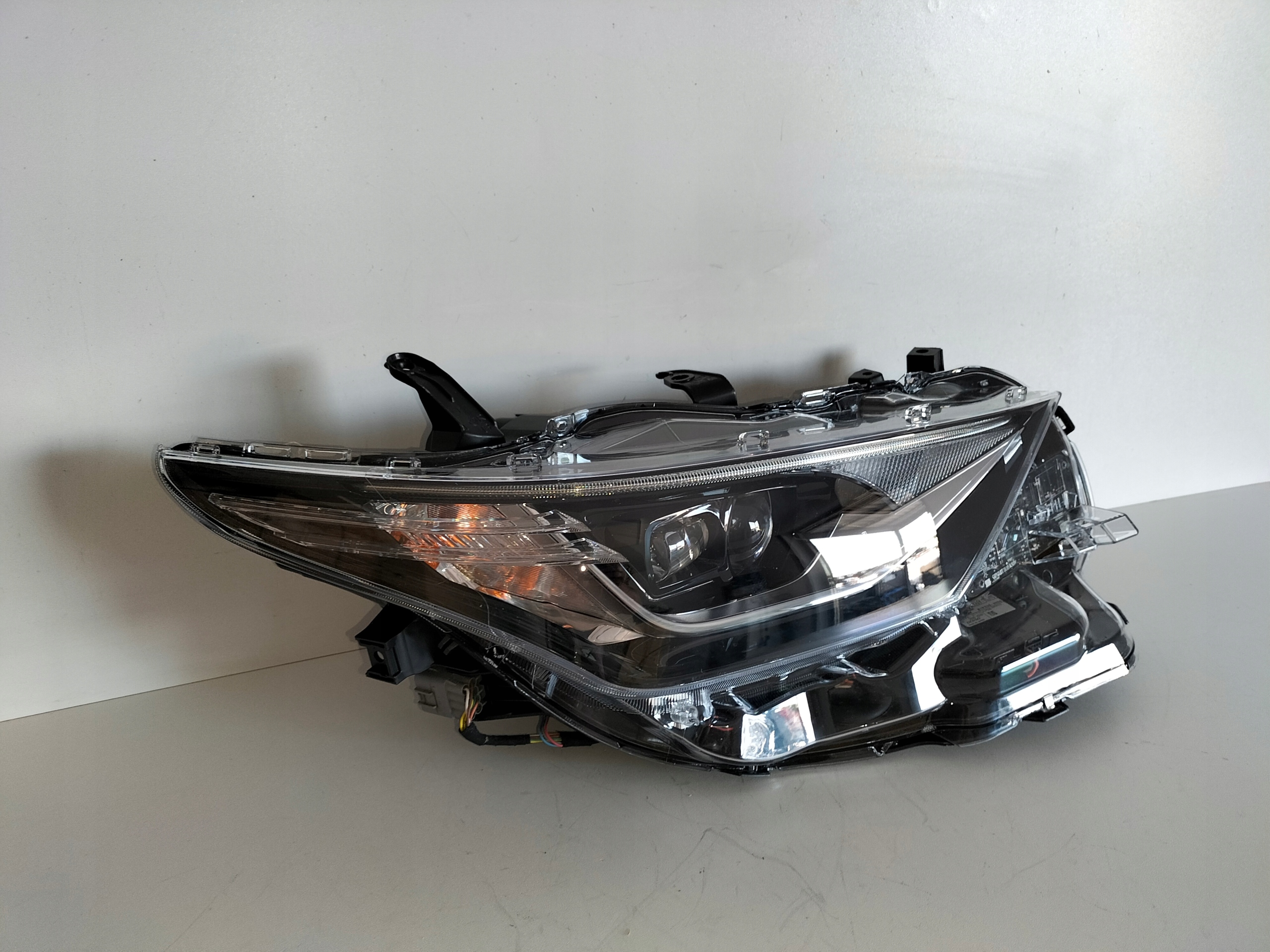 PRAVE PREDNE SVETLO TOYOTA AURIS II LIFT 15- FULL LED