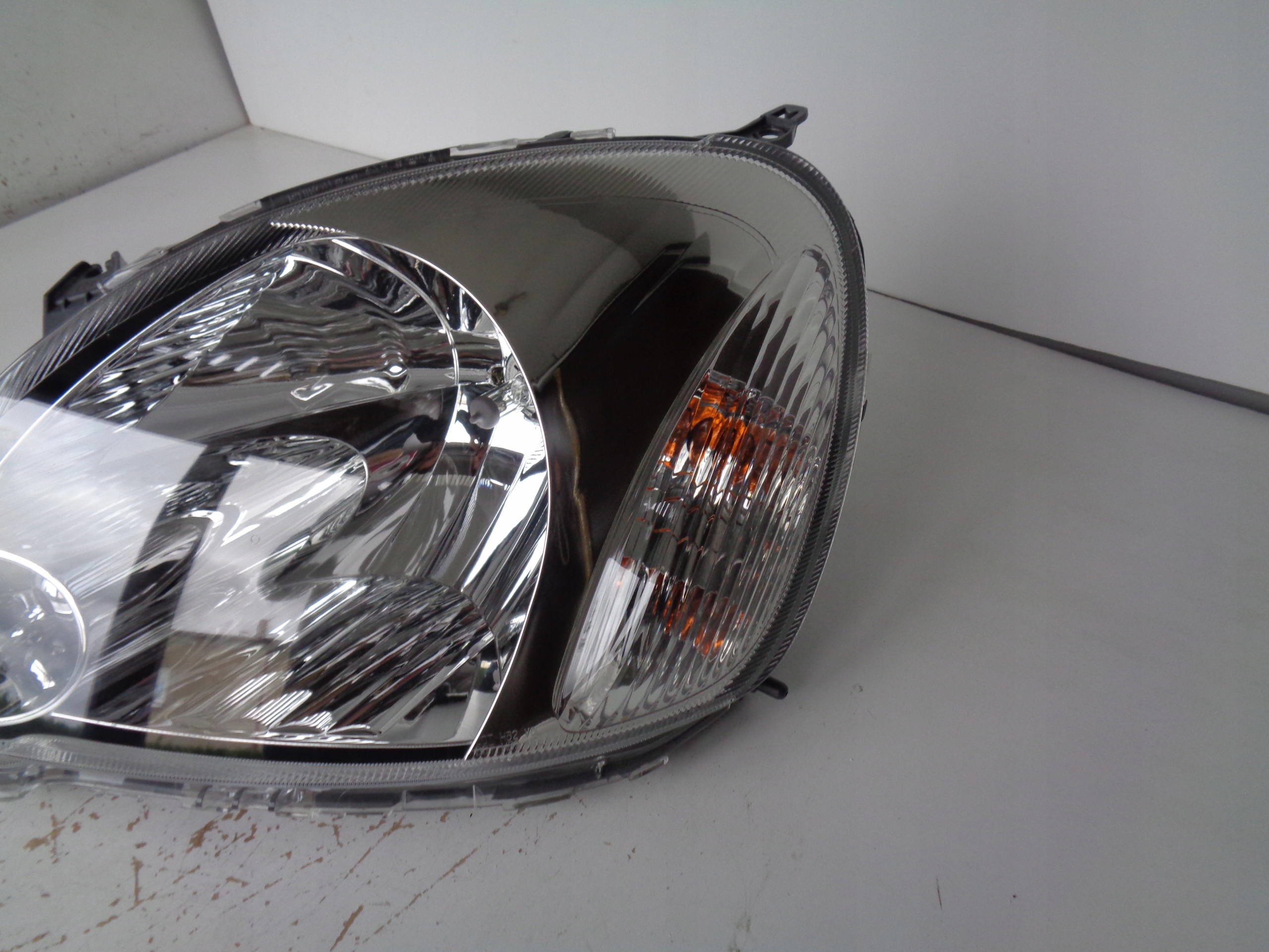 LAVE PREDNE SVETLO TOYOTA YARIS 03- LIFT