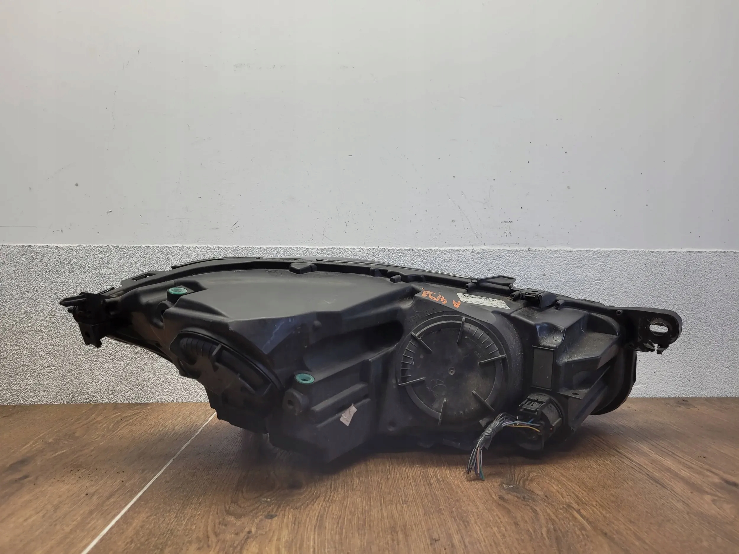 Jaguar XF X260 GX63-13W030-DD ĽAVÉ PREDNÉ SVETLO XENON GB VERZIA