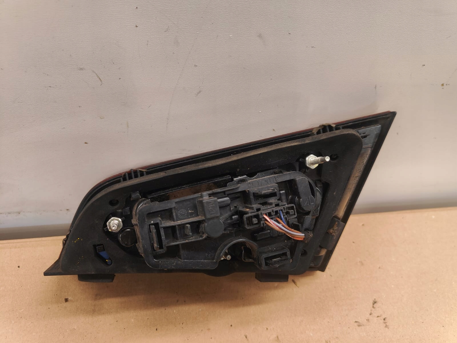 Audi a3 8v 8V4945093A LAVE ZADNE SVETLO LAVA V KAPOTE