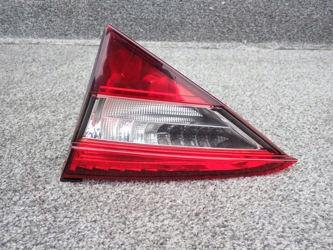 SKODA SUPERB III SEDAN 15- PRAVE ZADNE SVETLO V KAPOTE