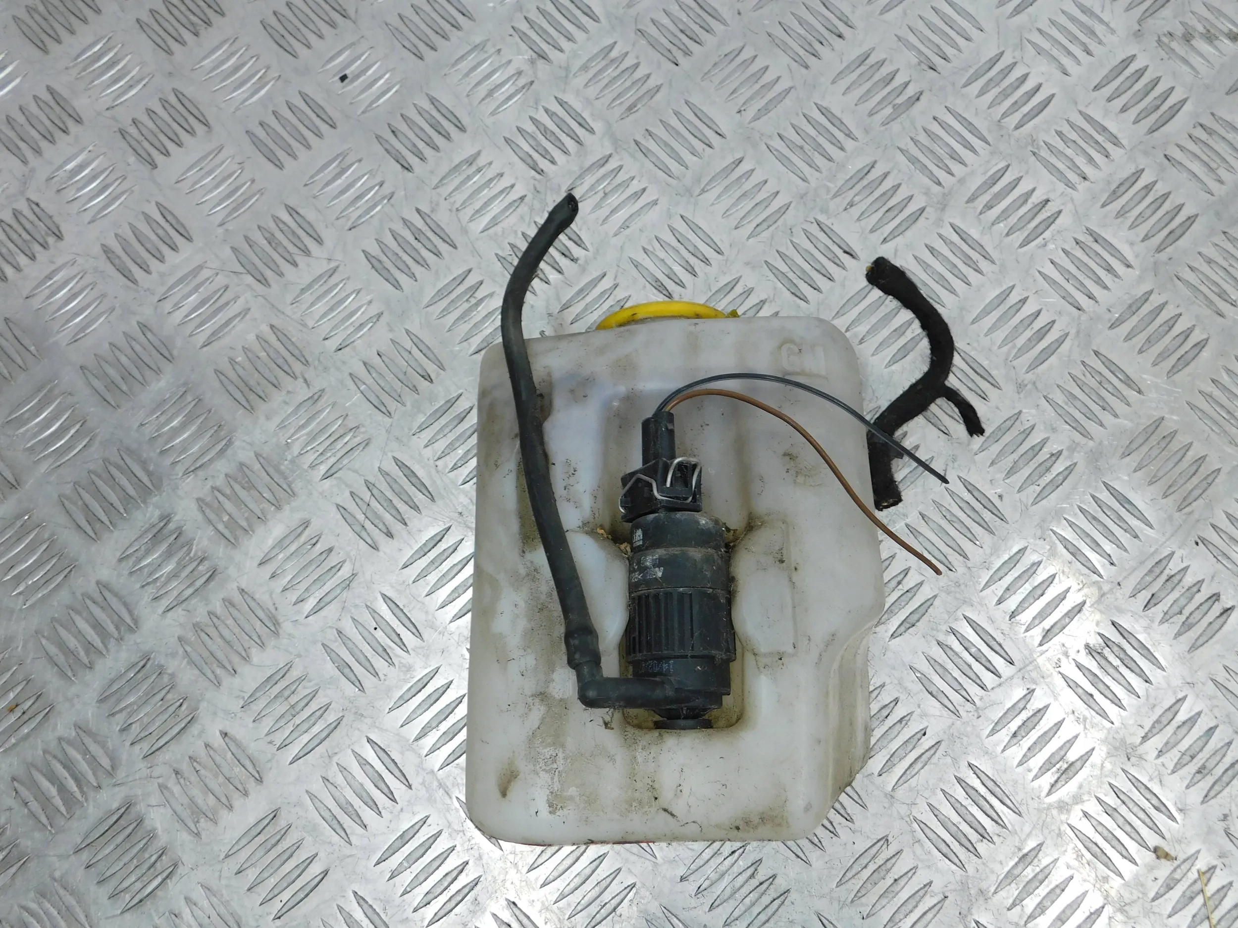 NÁDOBKA OSTREKOVAČOV OPEL TIGRA B