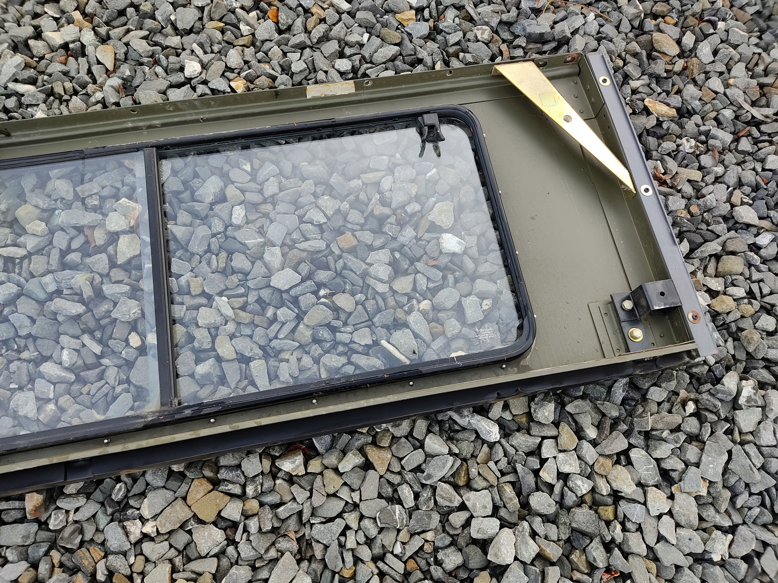 ĽAVÉ ZADNÉ SKLO RÁM DEFENDER 90 1999-2014