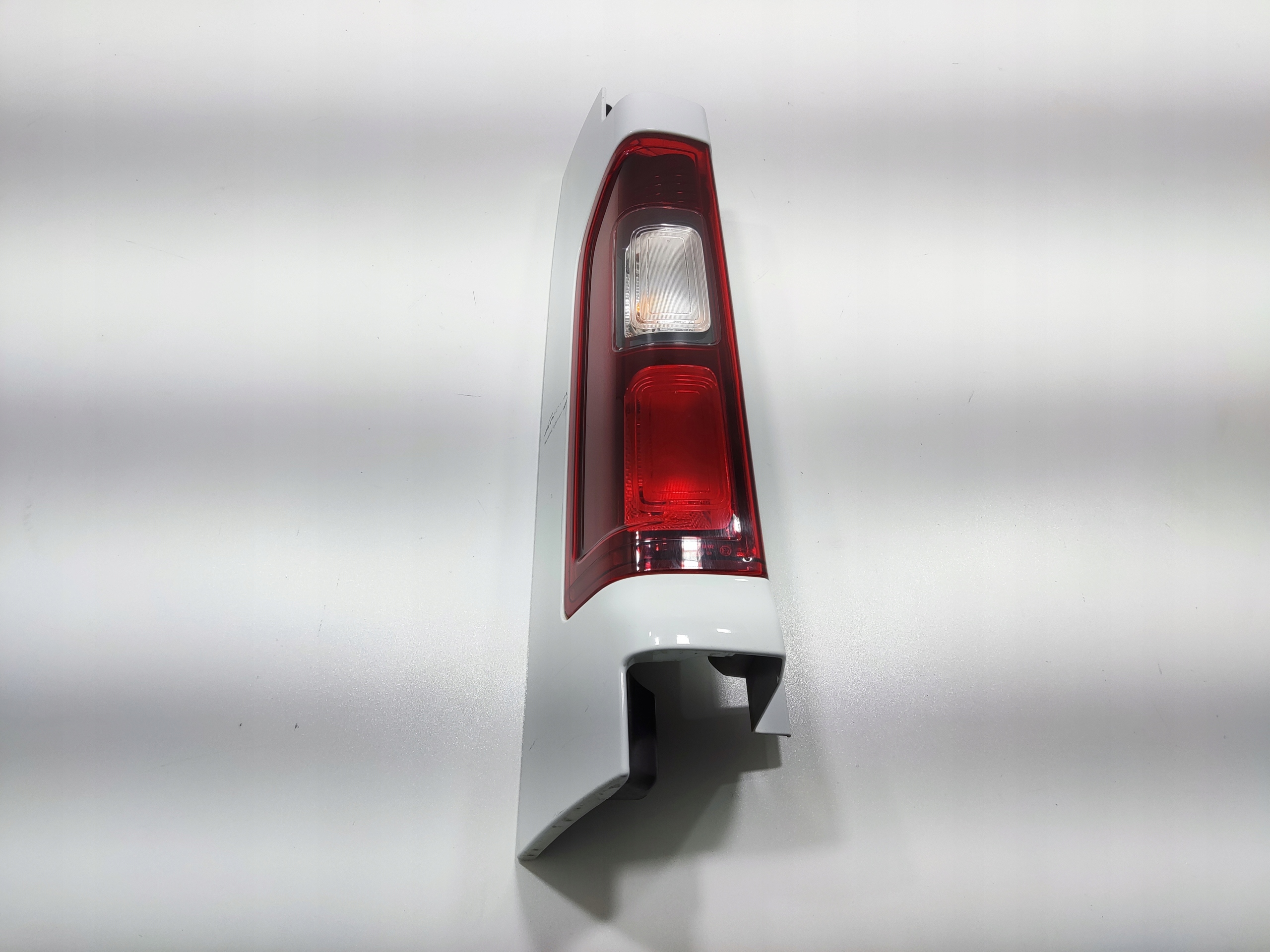 LAVE ZADNE SVETLO TRAFIC III VIVARO B TALENTO 265A61090R 2014-2019