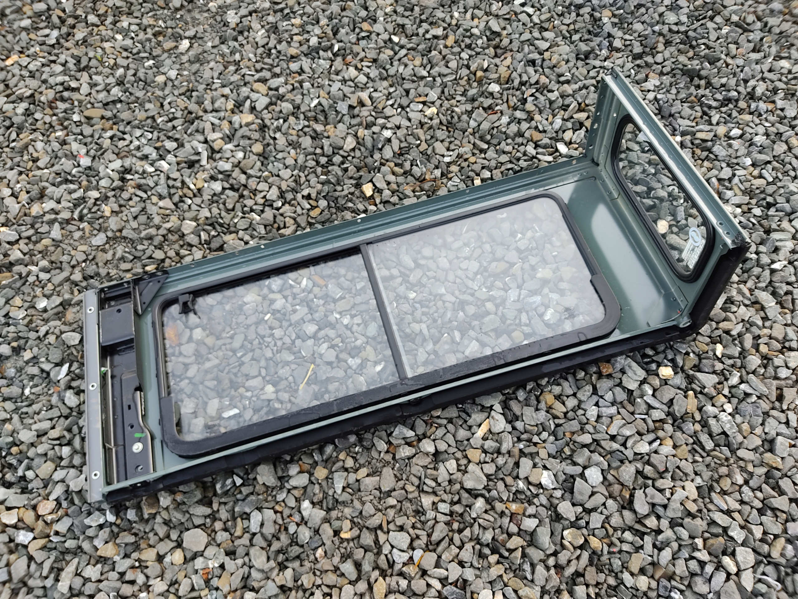 PRAVÉ ZADNÉ SKLO RÁM DEFENDER 1999-2014