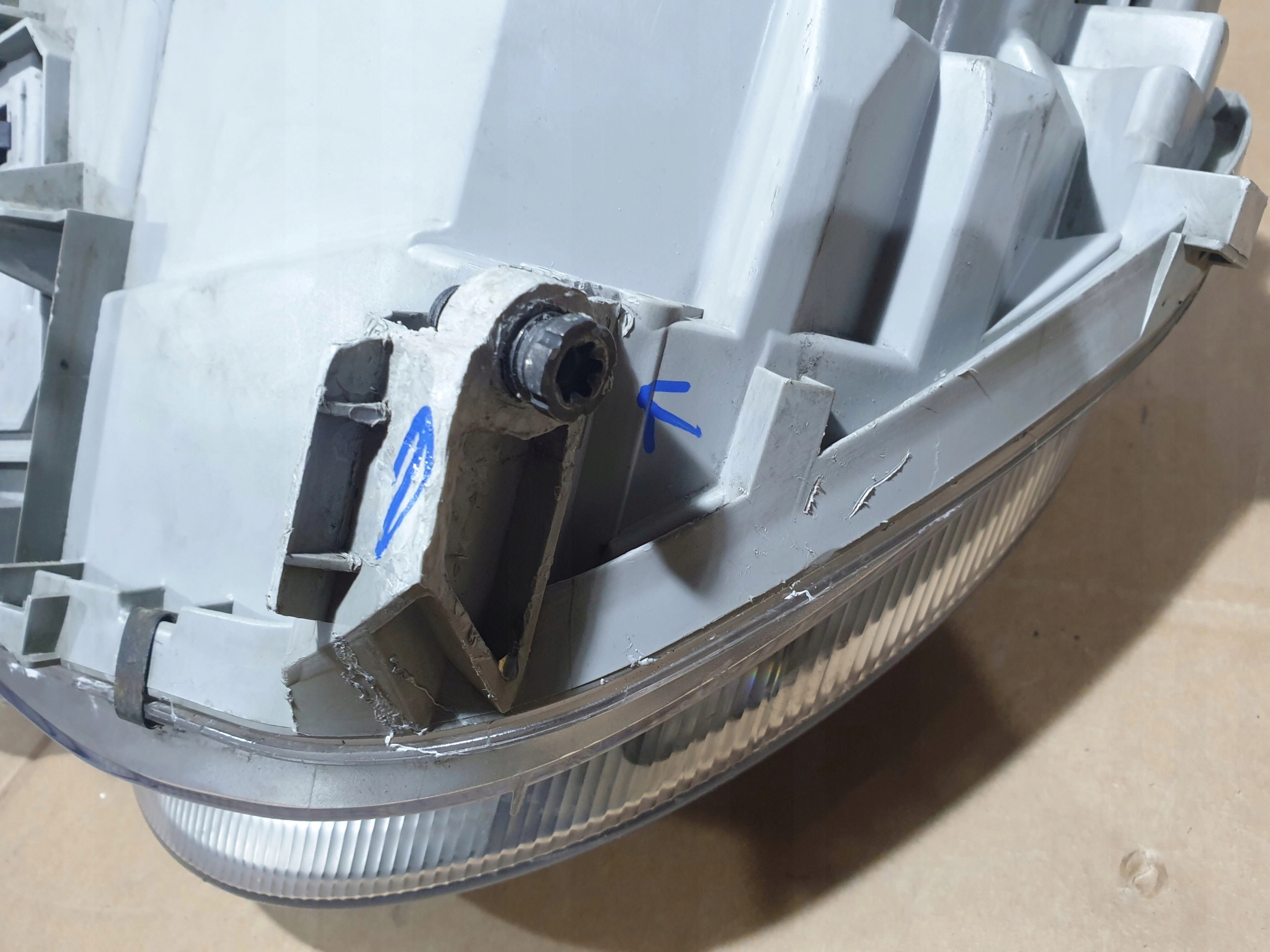 MERCEDES 203 XENON PRAVE PREDNE SVETLO