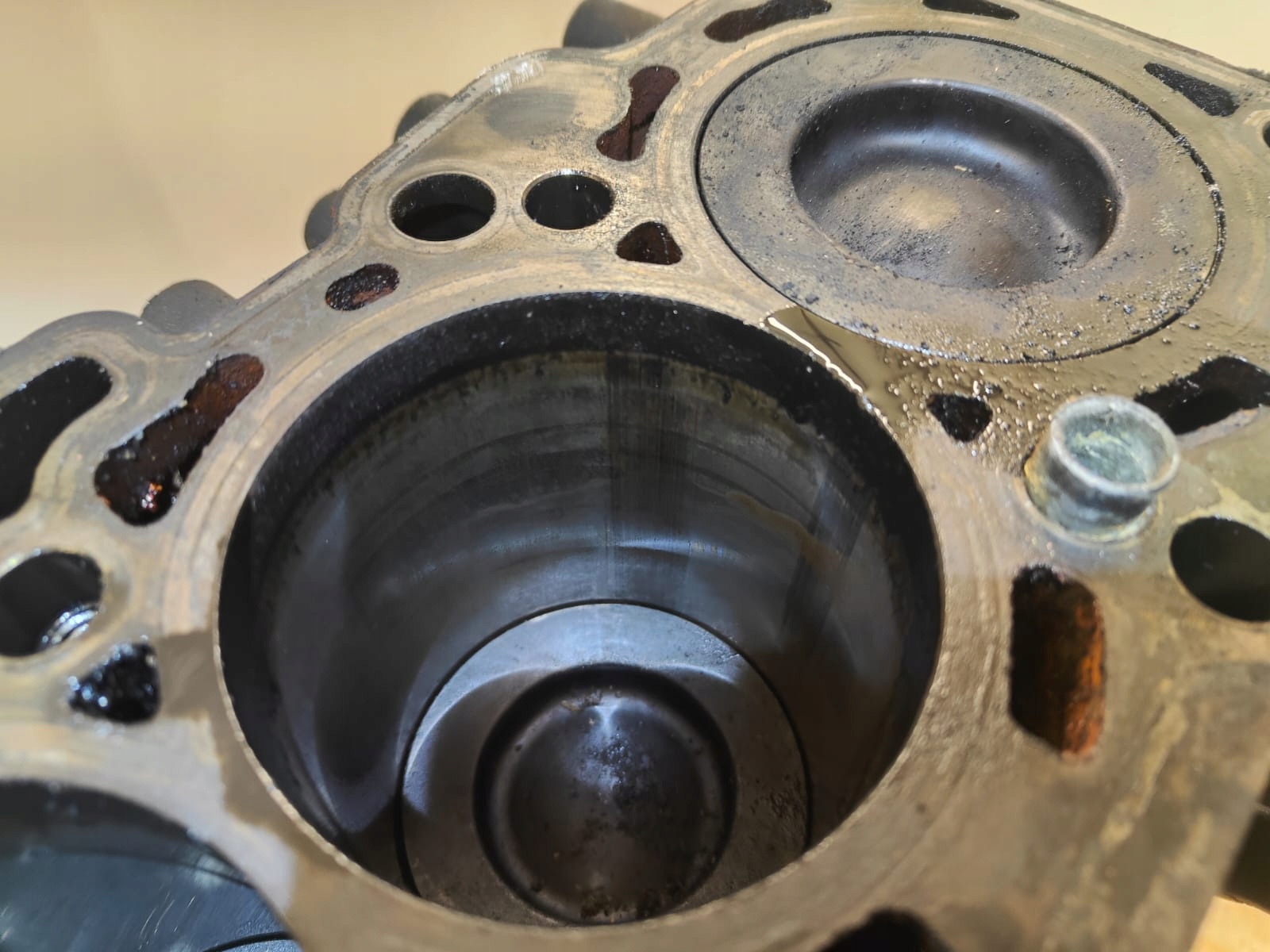 Audi 2.0tdi 03L023A cag BLOK MOTORA KĽUKA PIESTY  SPODOK MOTORA