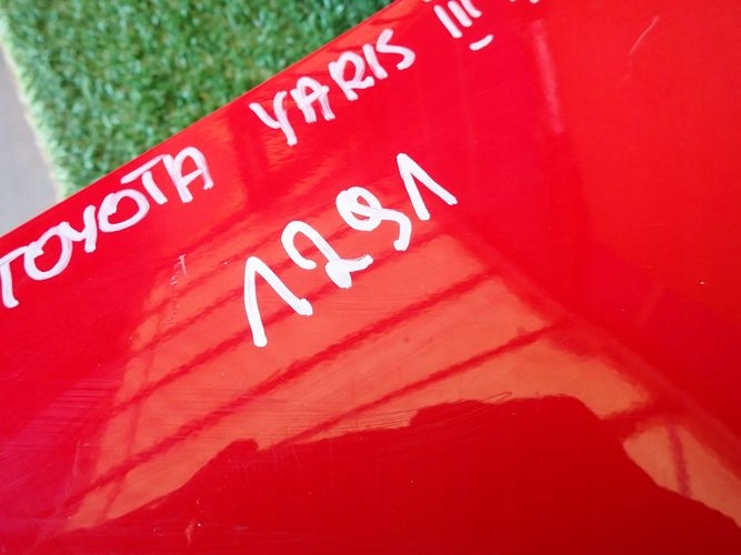TOYOTA YARIS III 11- ĽAVÝ PREDNÝ BLATNÍK