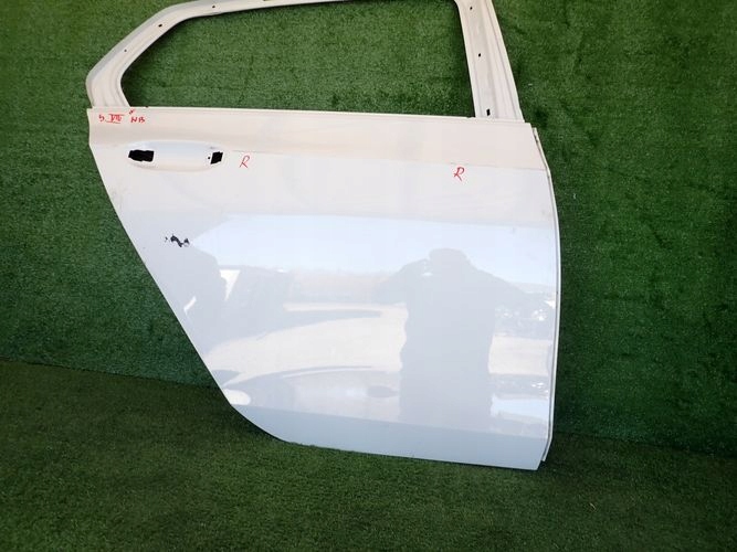 VW GOLF VIII 8 HB PRAVE ZADNE DVERE