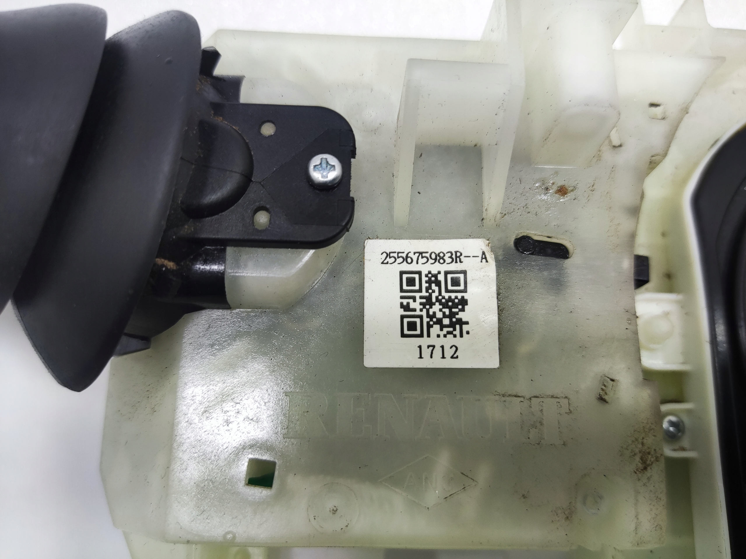 PÁČKY POD VOLANT MOTORA RENAULT MASTER IV 255675983R