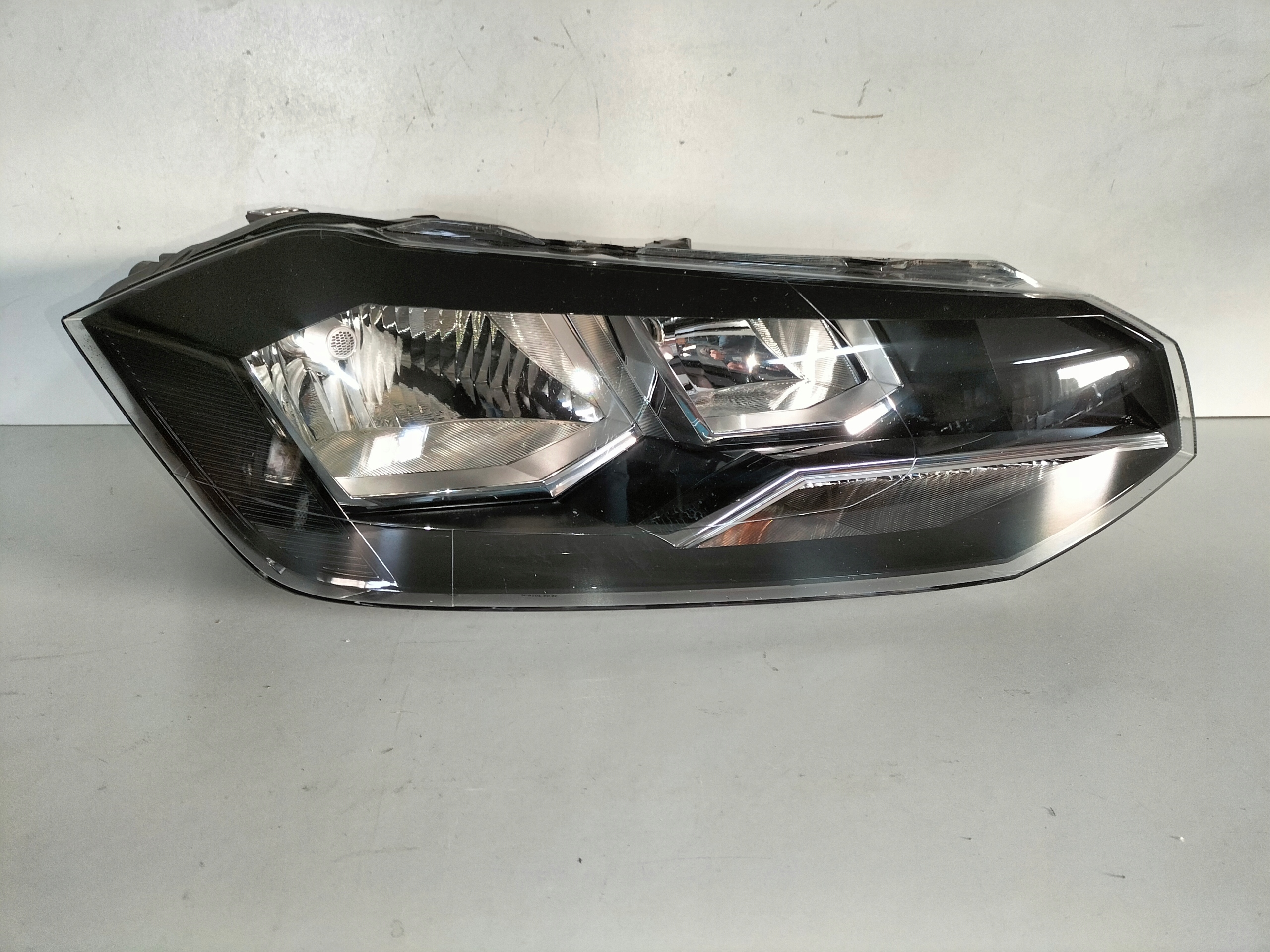 PRAVE PREDNE SVETLO VW POLO 2G0 17-