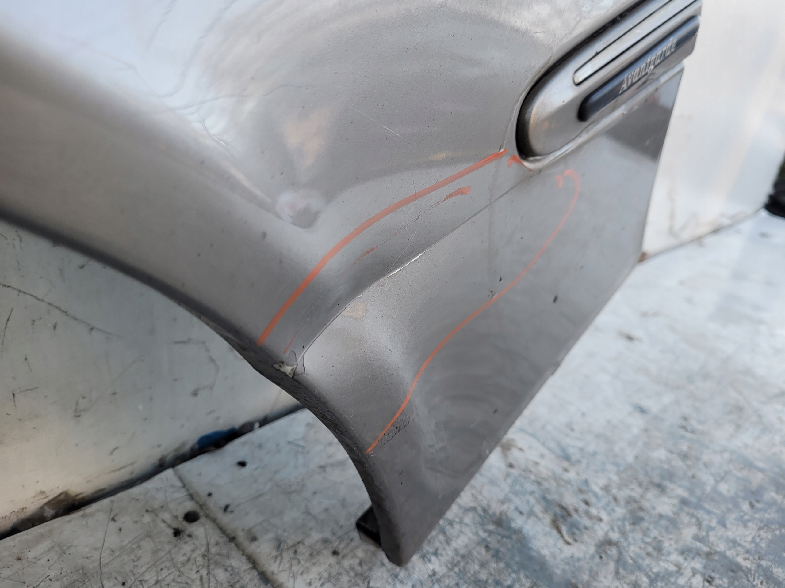 MERCEDES E W 211 W211 ĽAVÝ PREDNÝ BLATNÍK