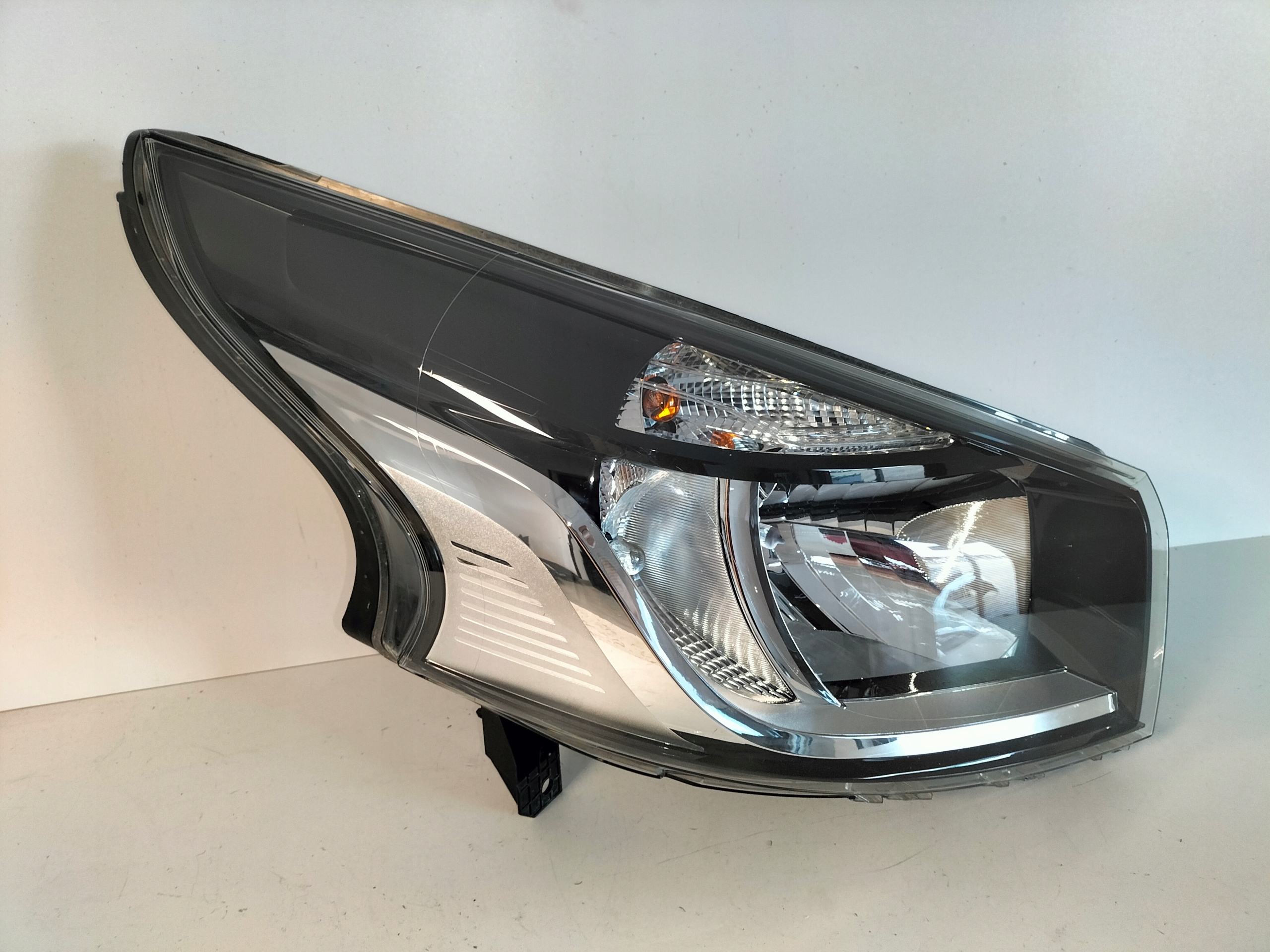 PRAVE PREDNE SVETLO RENAULT TRAFIC III 14-