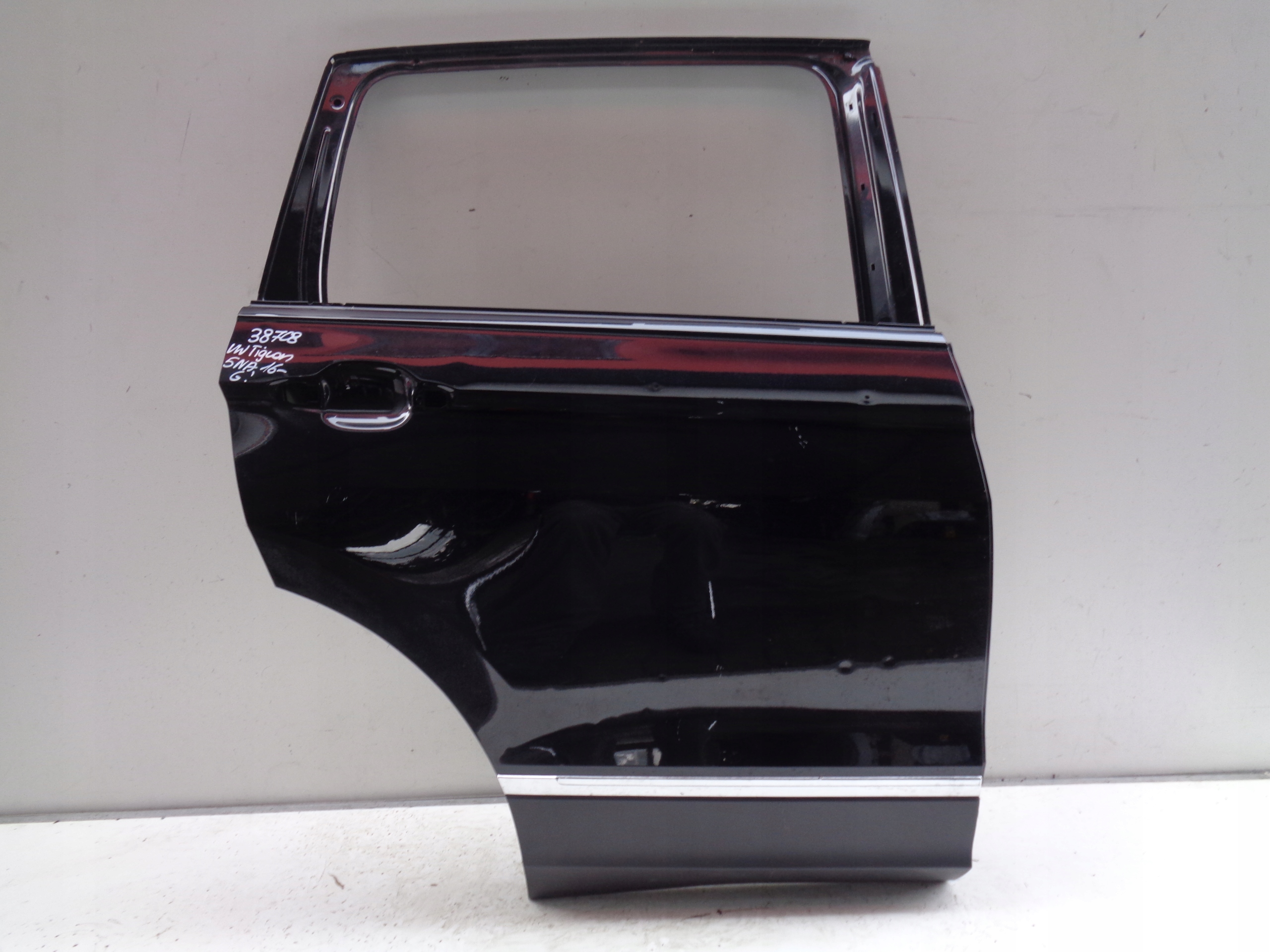 PRAVE ZADNE DVERE VW TIGUAN 5NA 16- NR 38708 G!