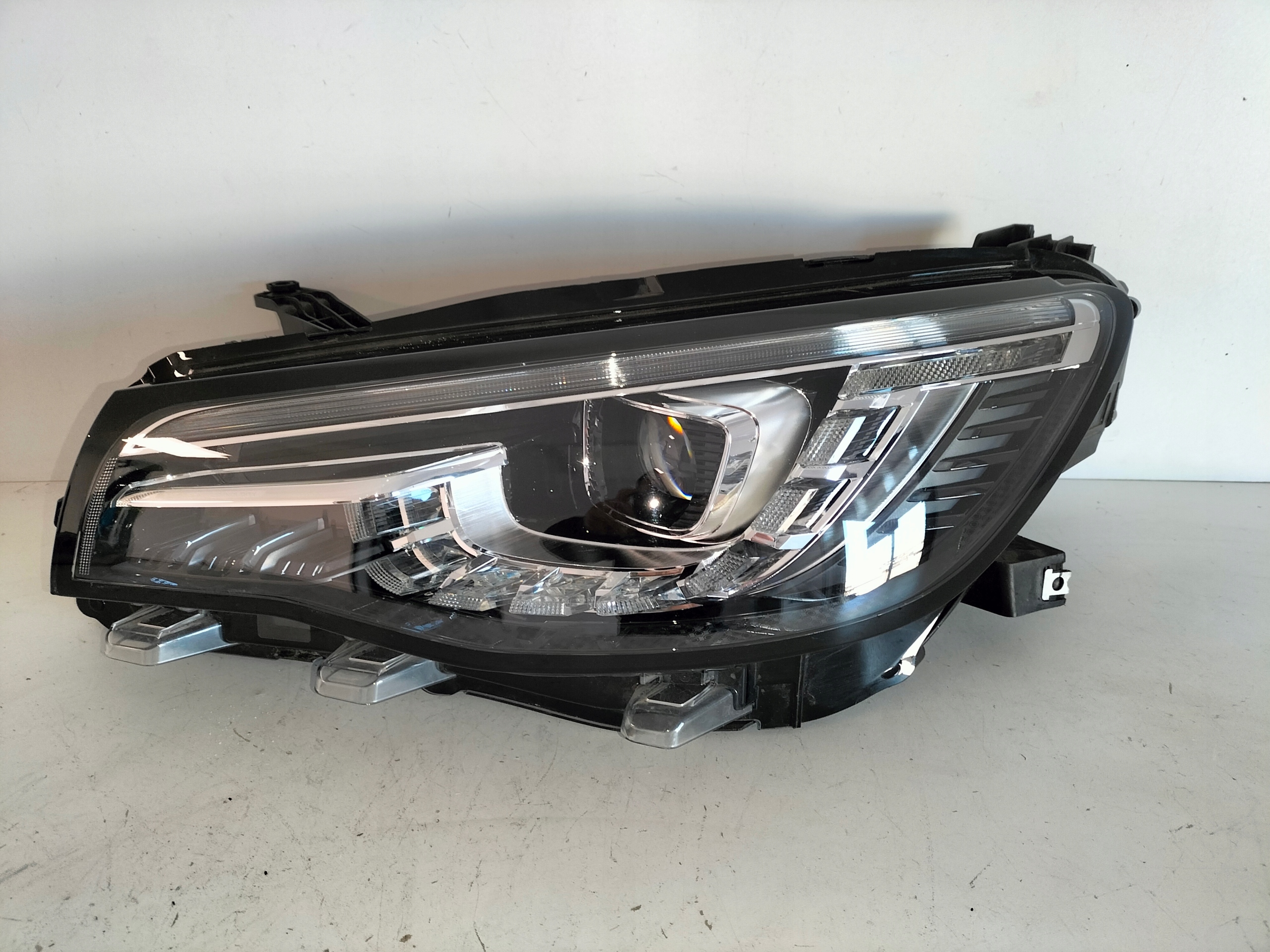 LAVE PREDNE SVETLO MG HS 18- FULL LED SAIC LIGHT TECHNOLOGY